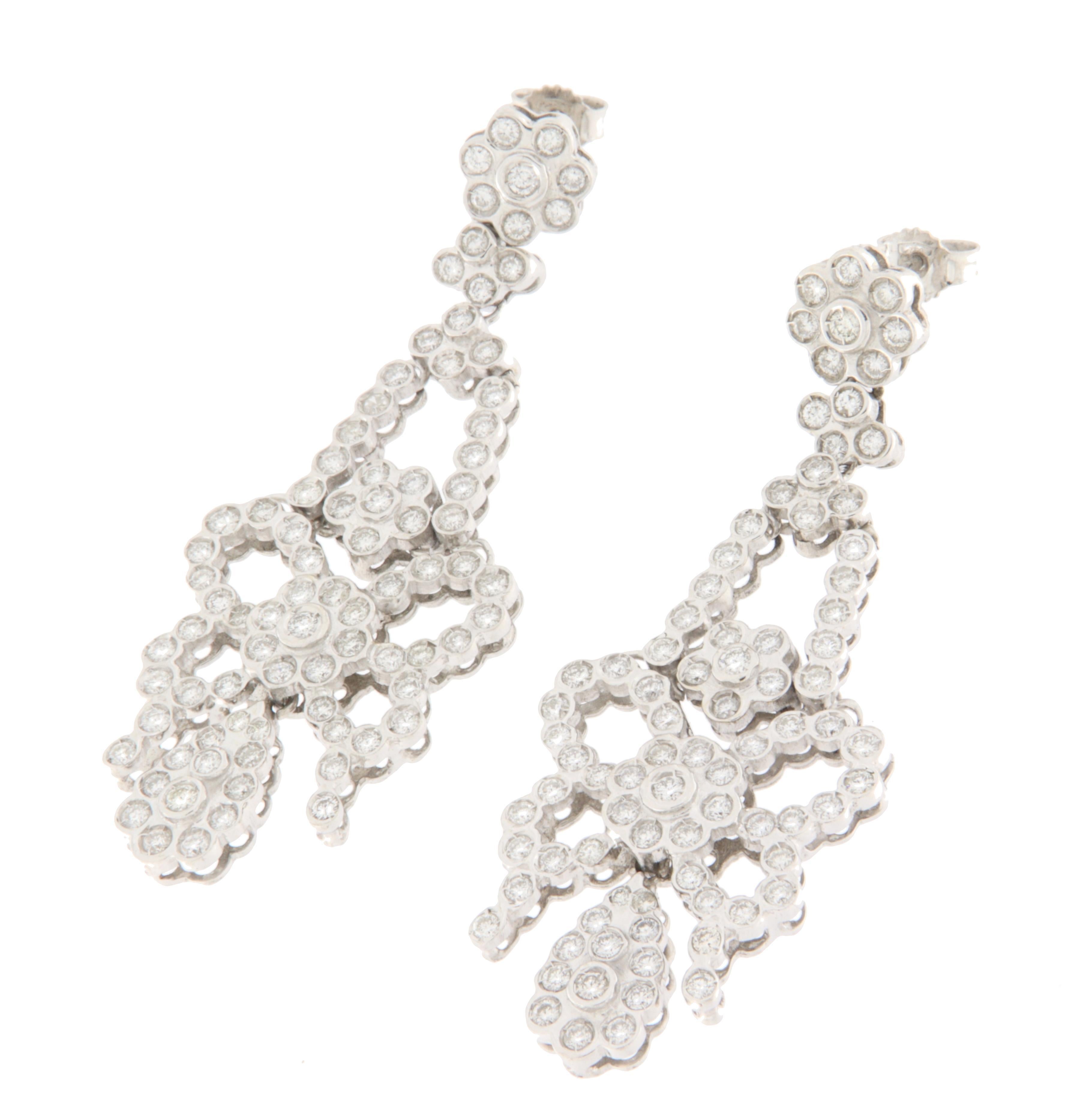 Questi orecchini in oro bianco da 18 carati sono una magnifica espressione di eleganza e raffinatezza, che combina la brillantezza senza tempo dei diamanti naturali con la pura luminosità dell'oro bianco. Il design raffinato e armonioso è