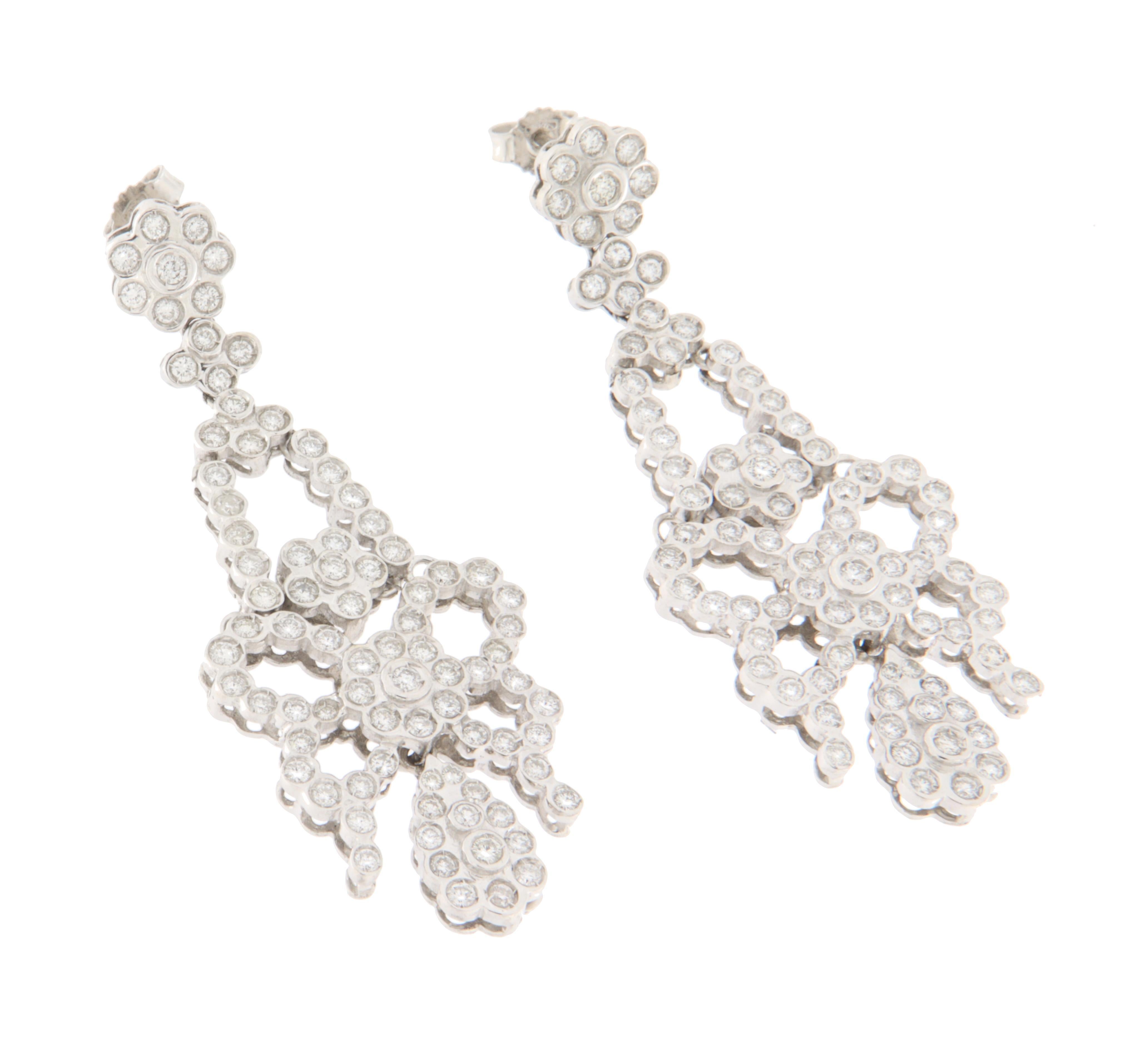 Contemporaneo Orecchini a goccia con diamanti in oro bianco 18 carati in vendita