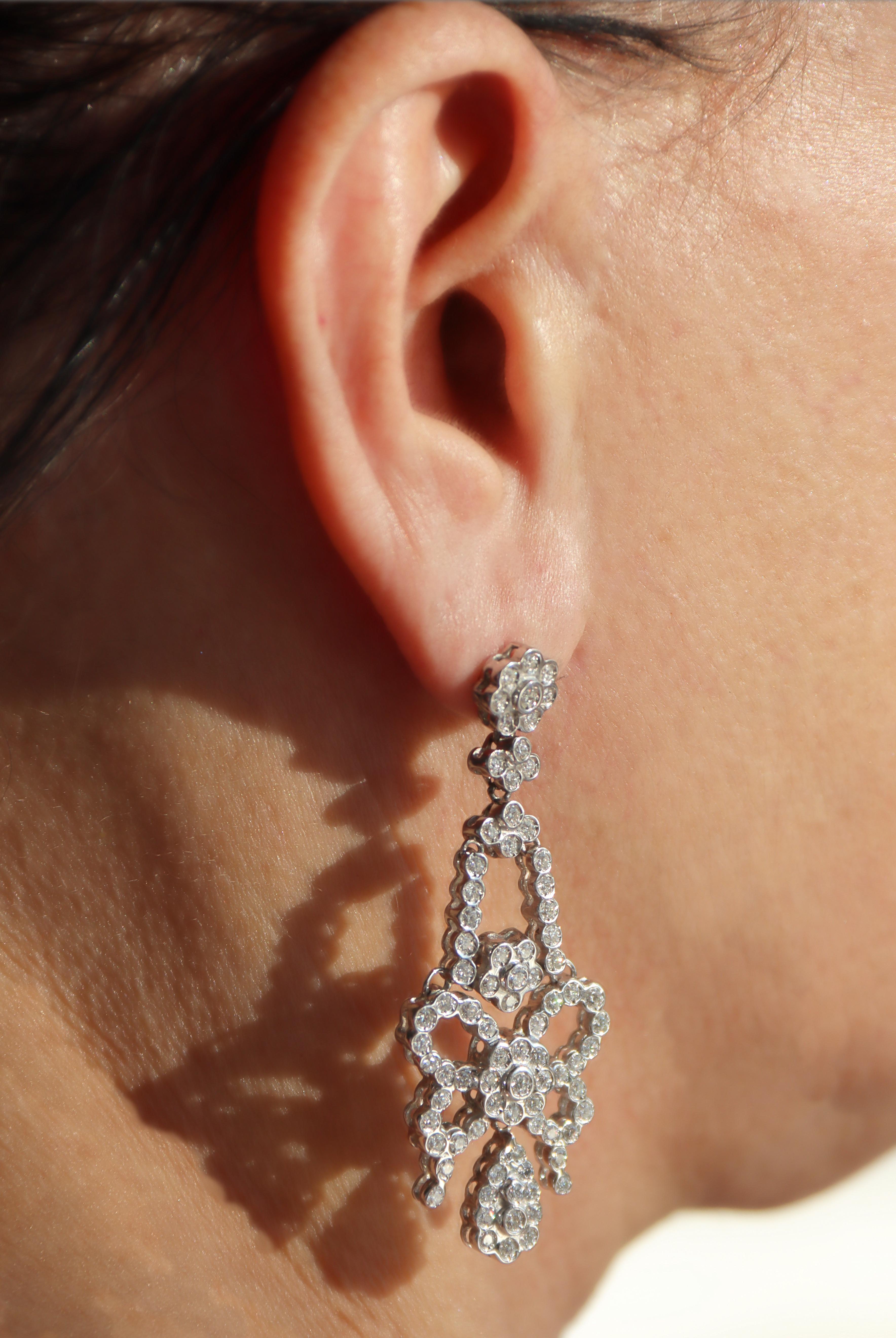 Orecchini a goccia con diamanti in oro bianco 18 carati in vendita 2