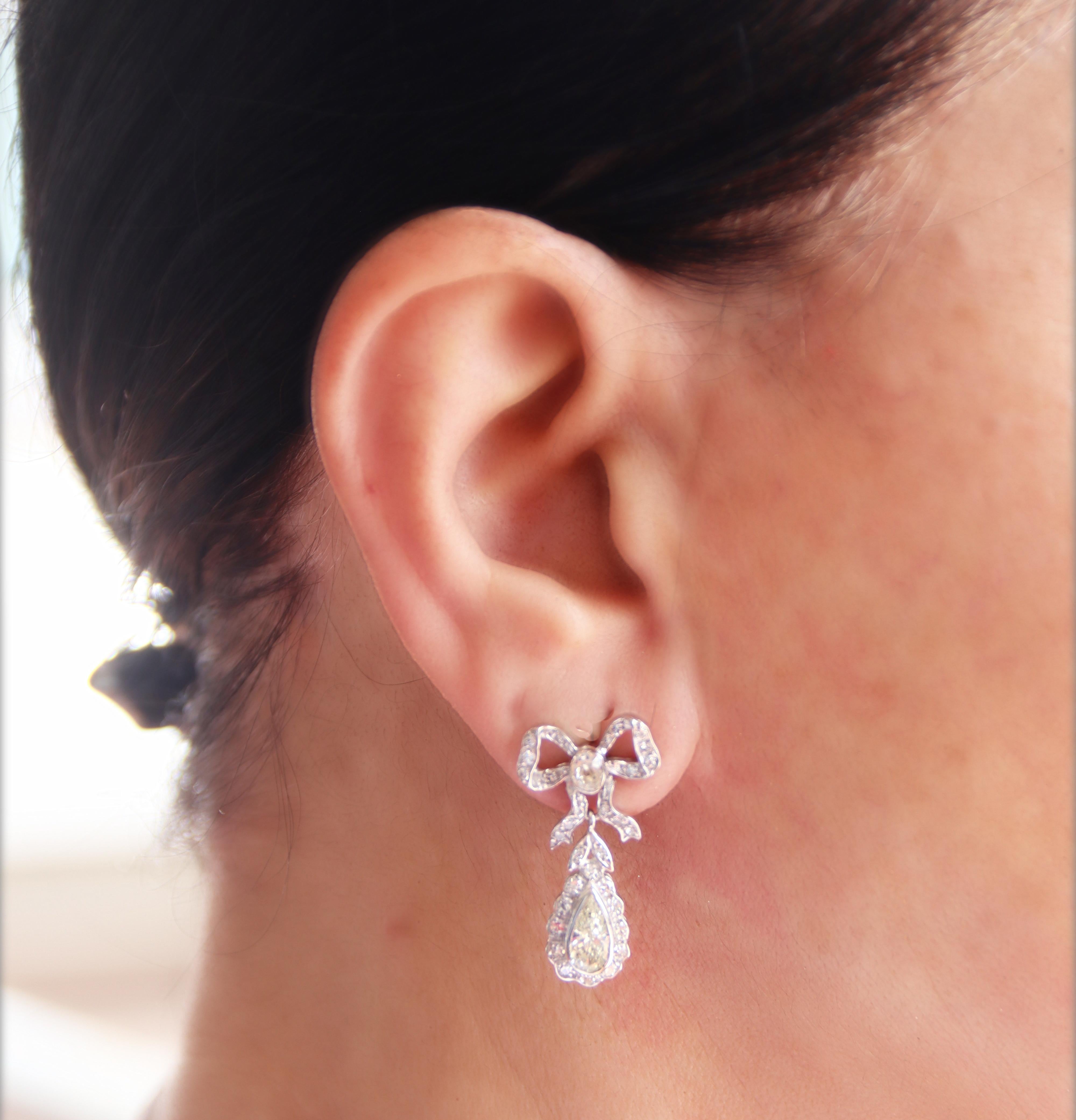 Diamonds 18 Karat White Gold Drop Earrings For Sale 3