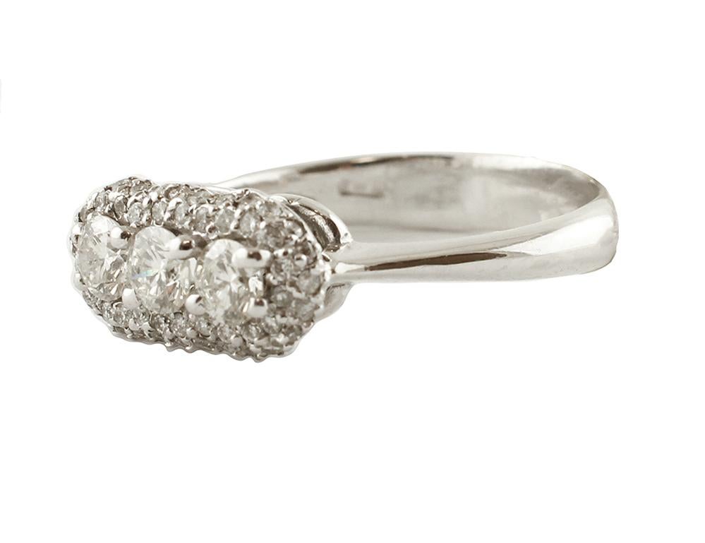 Elegante anello di fidanzamento in oro bianco 14 kt con struttura montata con tre diamanti al centro circondati da piccoli diamanti.
Questo anello è realizzato completamente a mano da maestri orafi italiani.
Diamanti centrali 0,48 ct, taglio