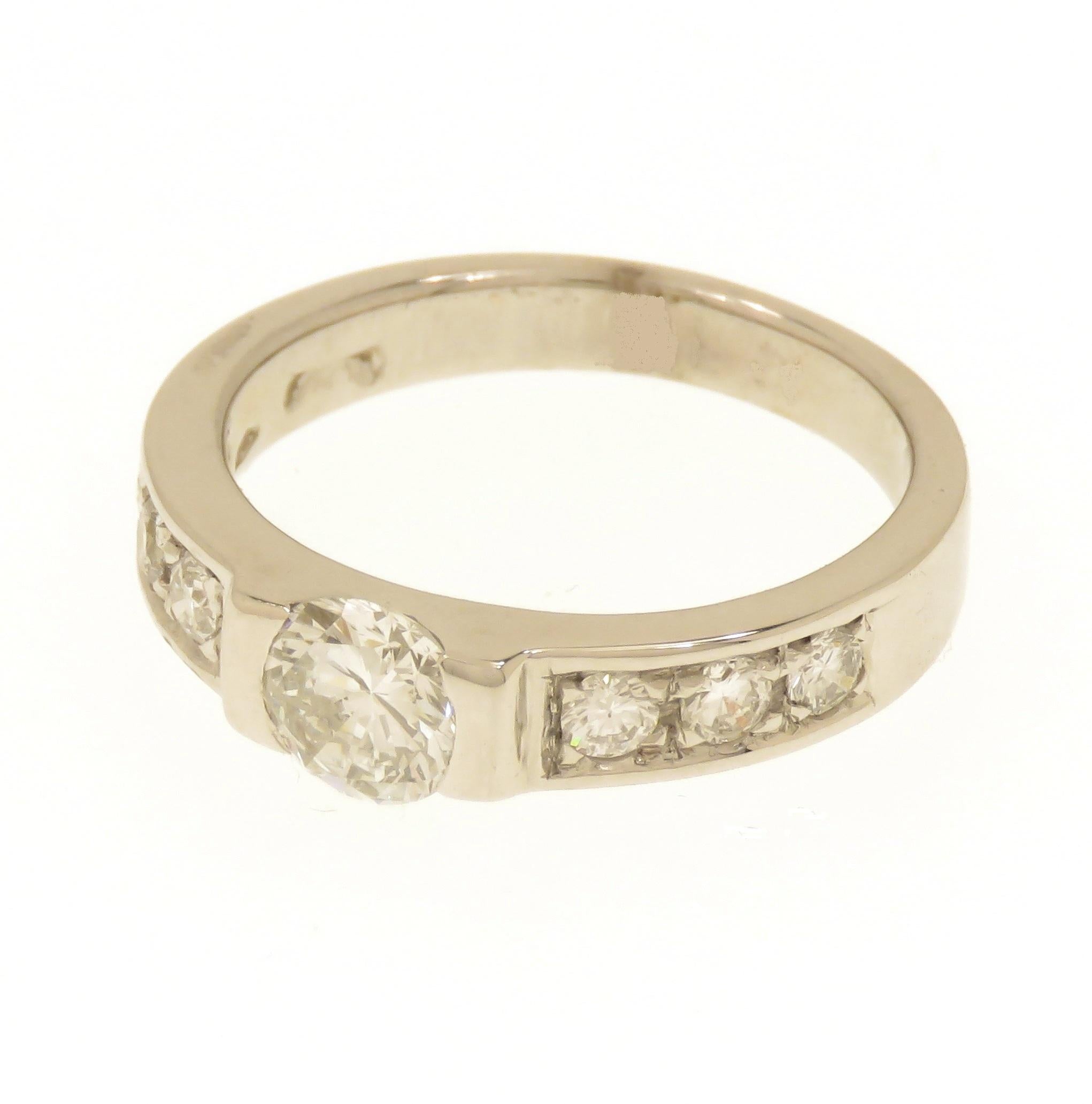 Contemporaneo Anello di fidanzamento con diamanti in oro bianco 18 carati realizzato a mano in vendita