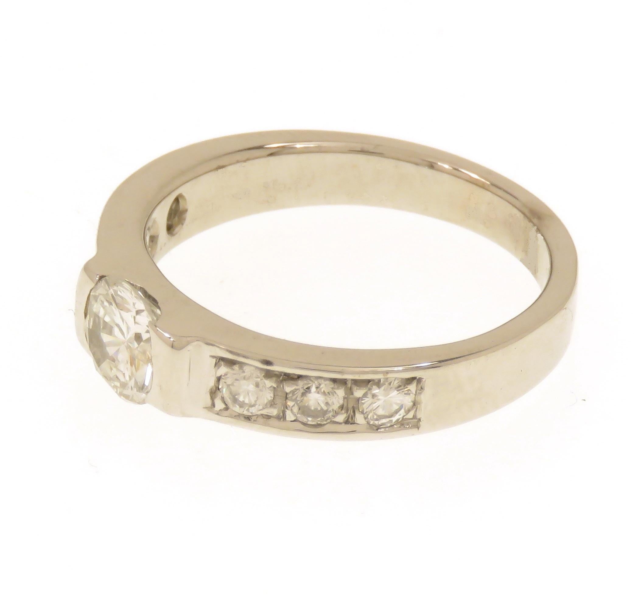 Donna Anello di fidanzamento con diamanti in oro bianco 18 carati realizzato a mano in vendita