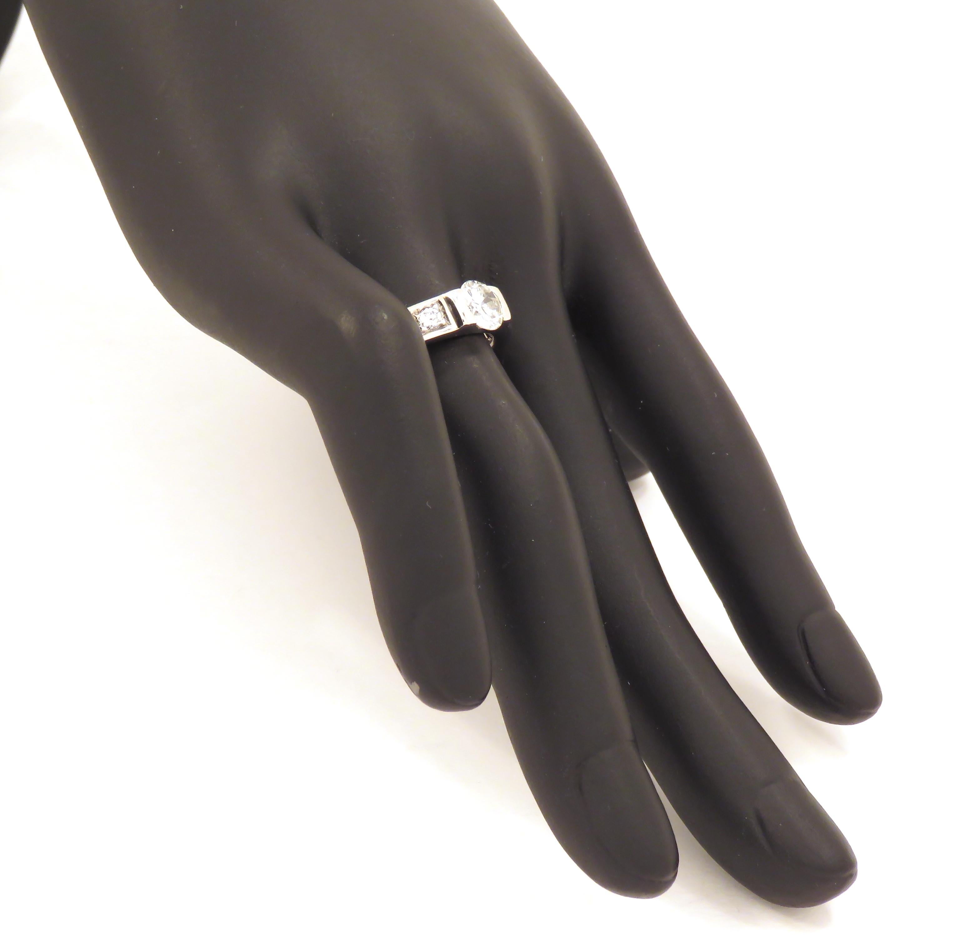 Anello di fidanzamento con diamanti in oro bianco 18 carati realizzato a mano in vendita 1
