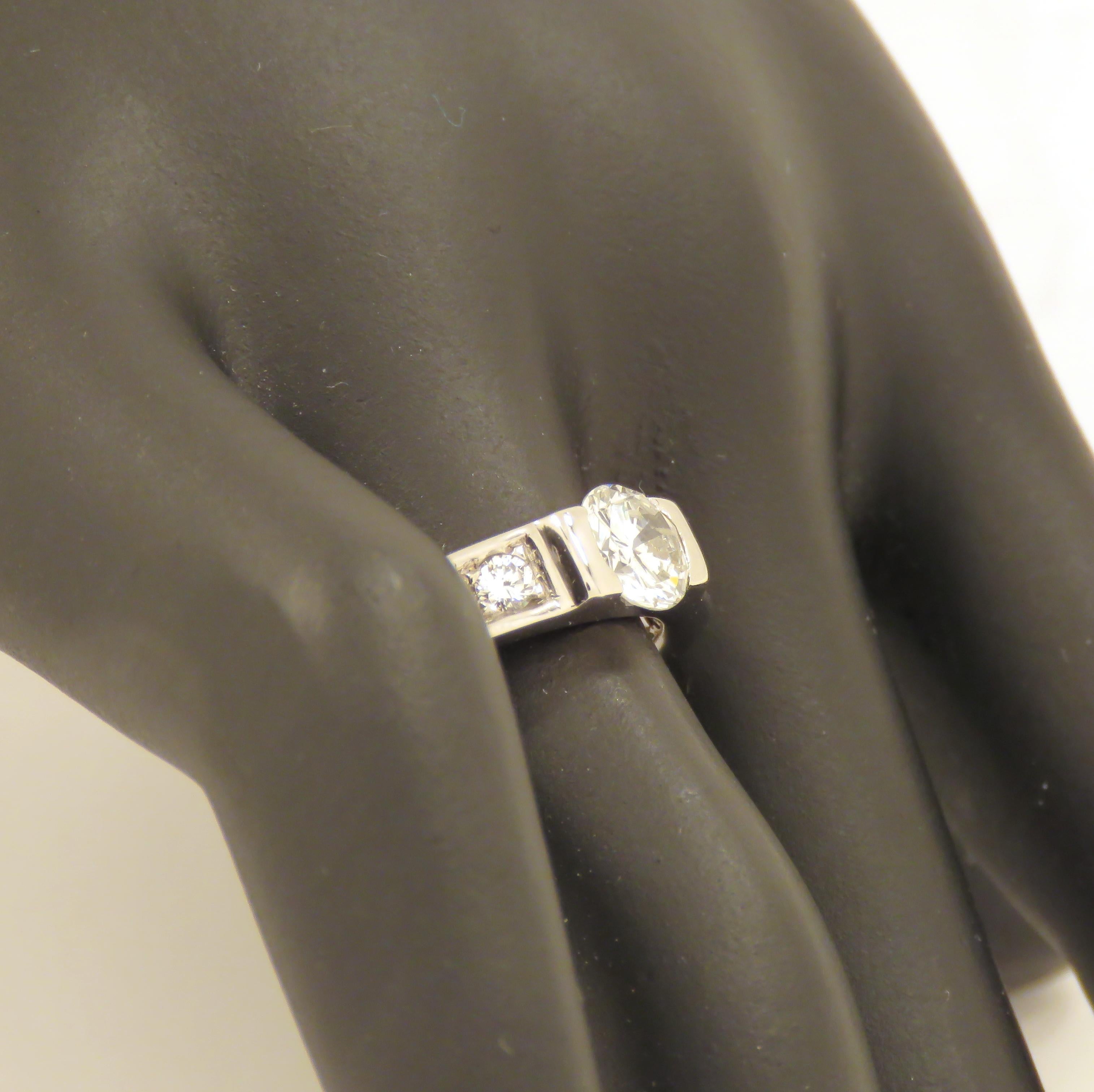 Anello di fidanzamento con diamanti in oro bianco 18 carati realizzato a mano in vendita 2
