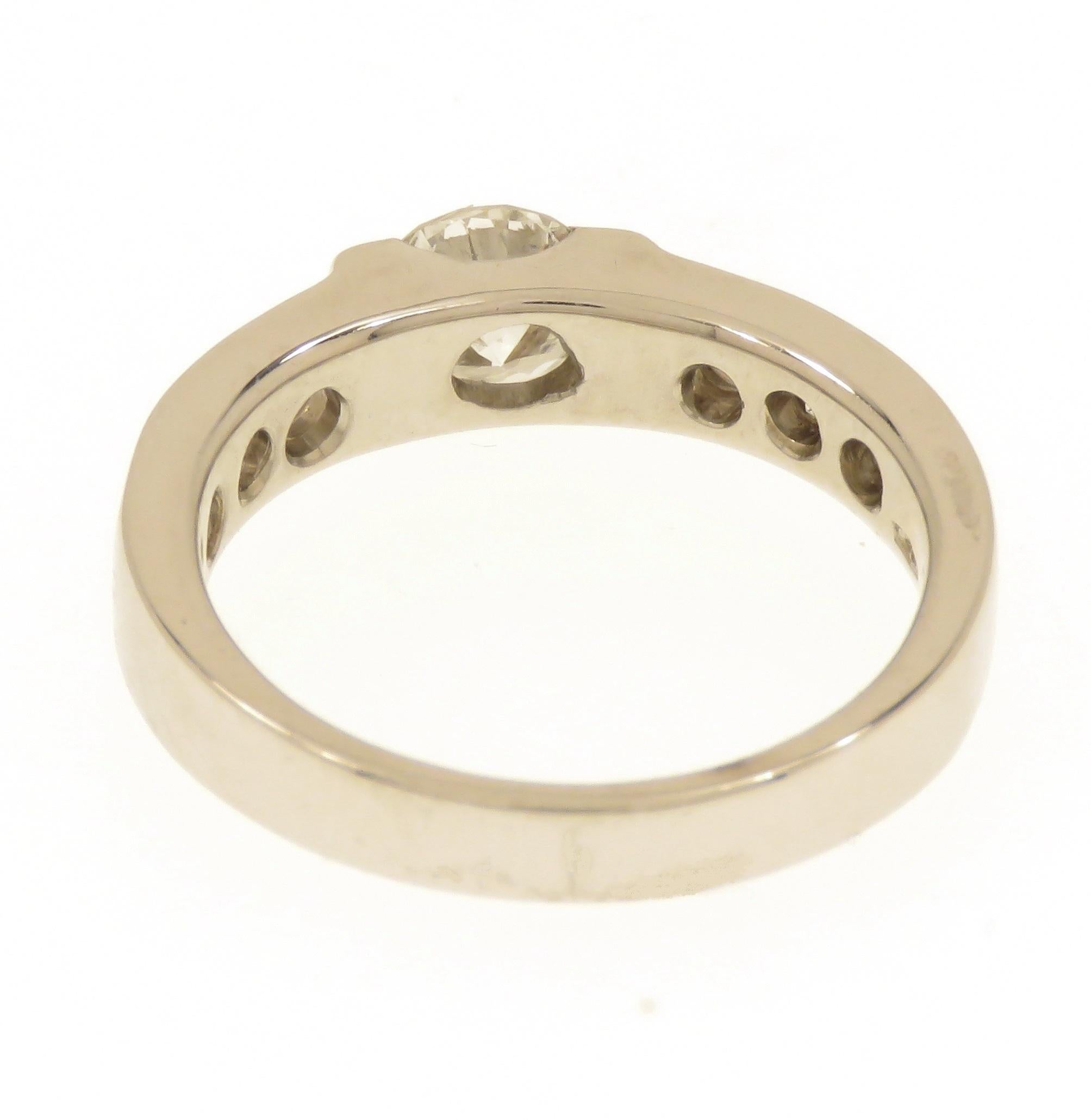 Anello di fidanzamento con diamanti in oro bianco 18 carati realizzato a mano in vendita 3