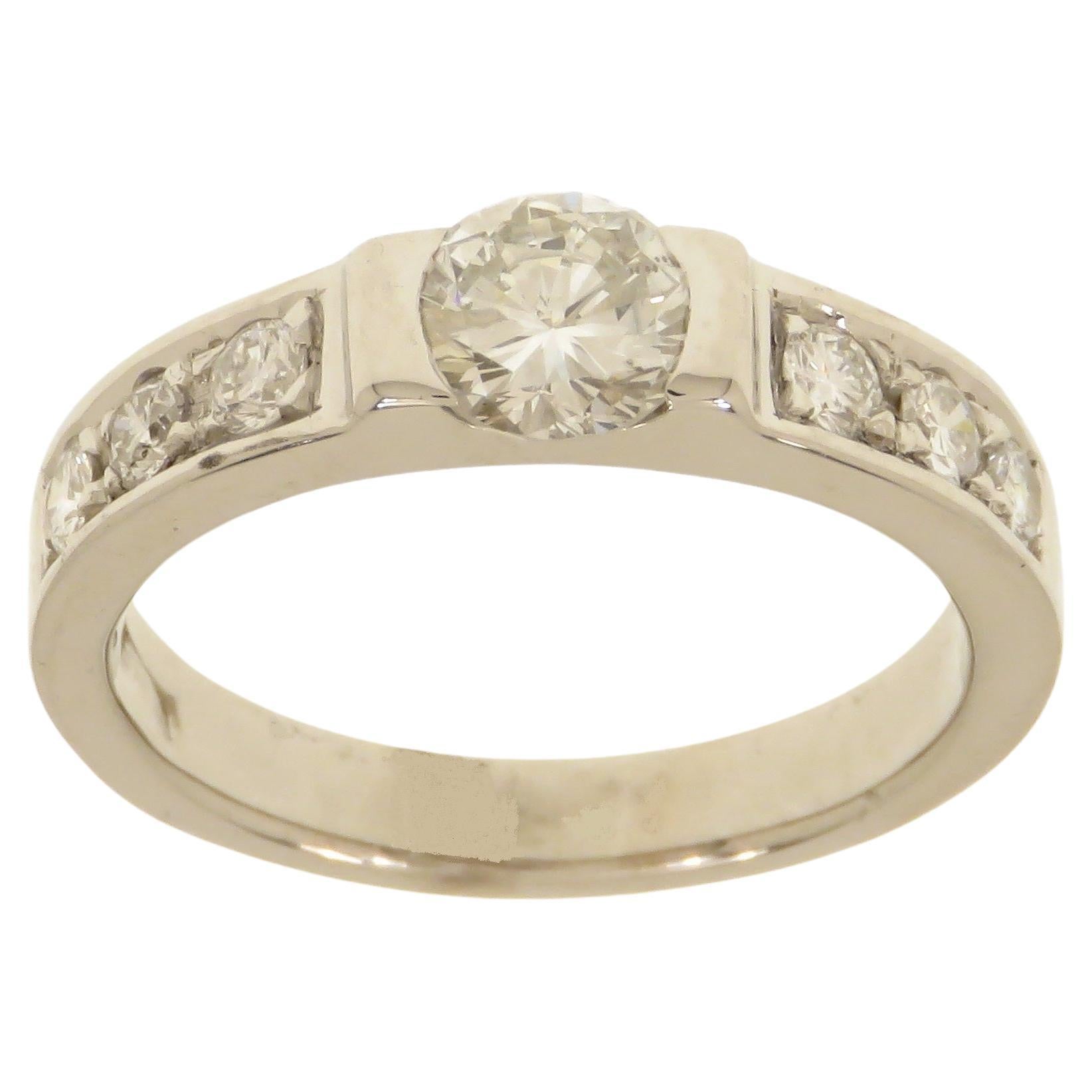Verlobungsring aus 18 Karat Weißgold mit Diamanten, handgefertigt
