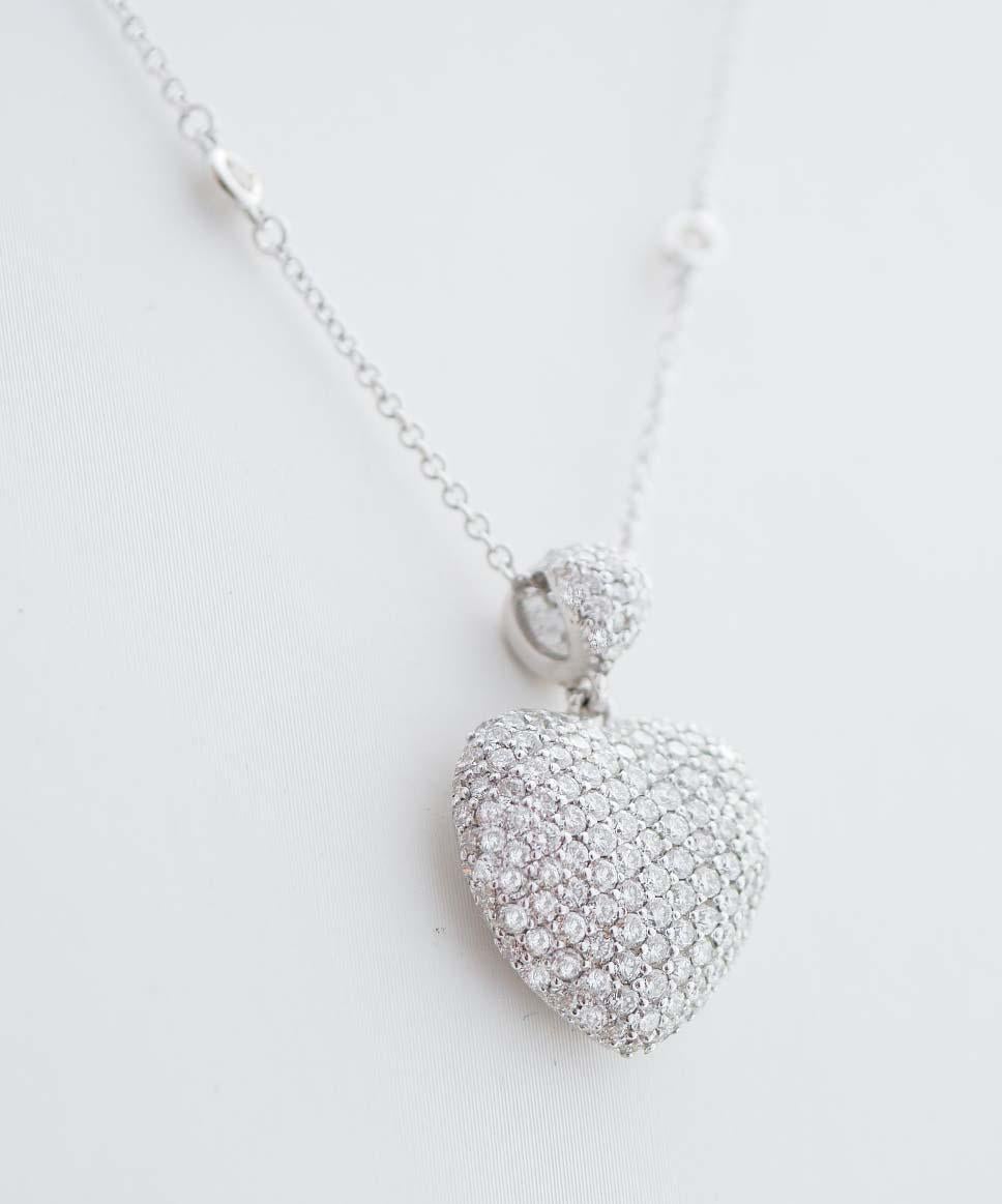 Modern Diamonds, 18 Karat White Gold Heart Shape Pendant Necklace For Sale