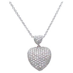 Collier pendentif en forme de cœur en or blanc 18 carats et diamants
