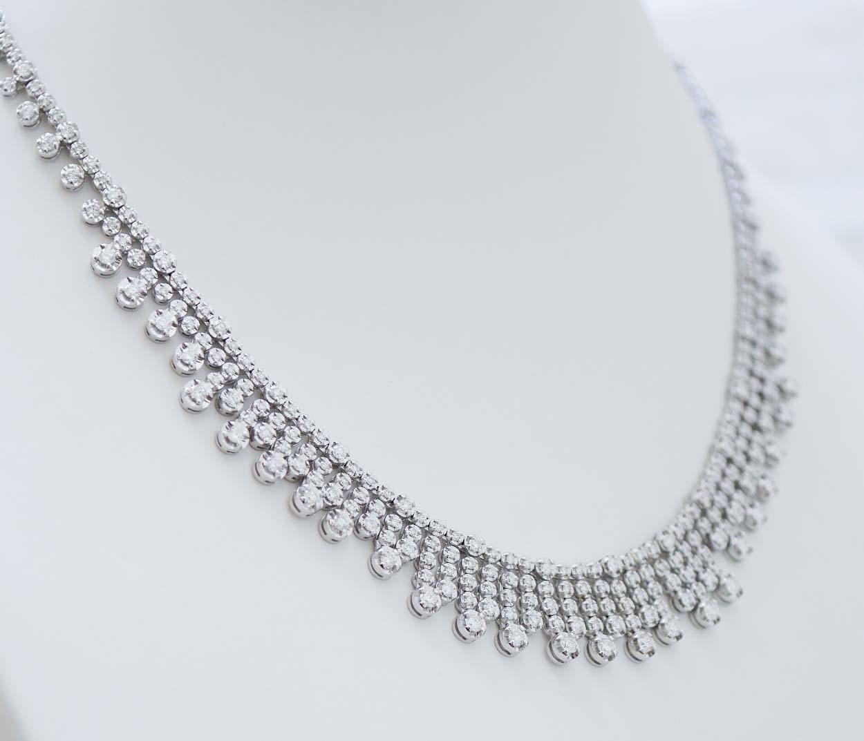 Elegantes, modernes Collier aus 18-karätigem Weißgold, besetzt mit Diamanten.
Diamanten 6.00 ct
Gesamtgewicht 33.50 gr
RF    G    UUHRH

Für alle Informationen, zögern Sie nicht, den Verkäufer über das Nachrichtenzentrum zu kontaktieren.
