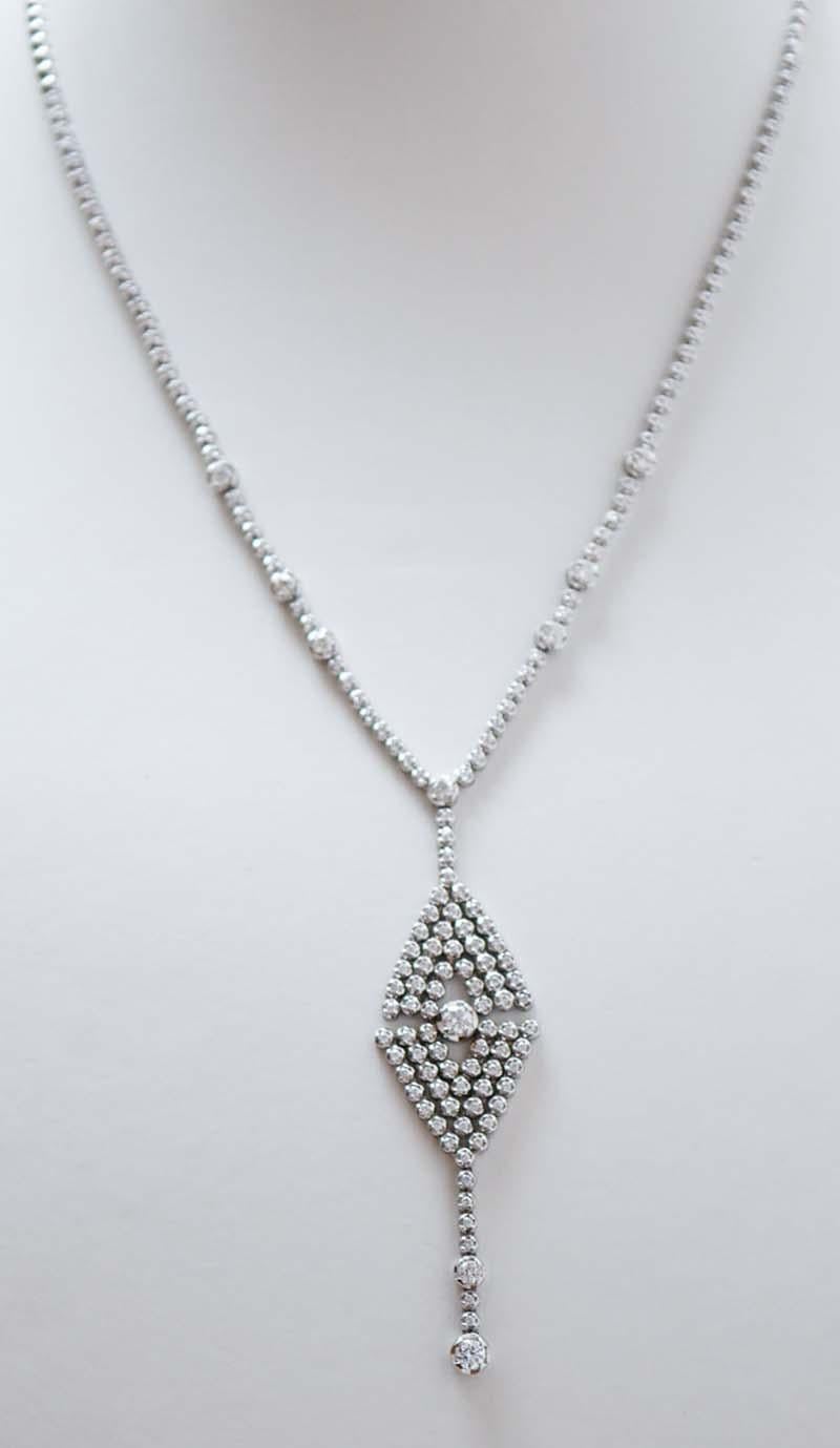 Elegant collier moderne en structure d'or blanc 18 kt monté avec des diamants sur le pendentif et pour la moitié de la chaîne.
Diamants 3,04 ct
Poids total 23 gr
RF   G    GUFOA
Longueur du collier 43 cm
Hauteur pendentif  7 cm

Pour toute