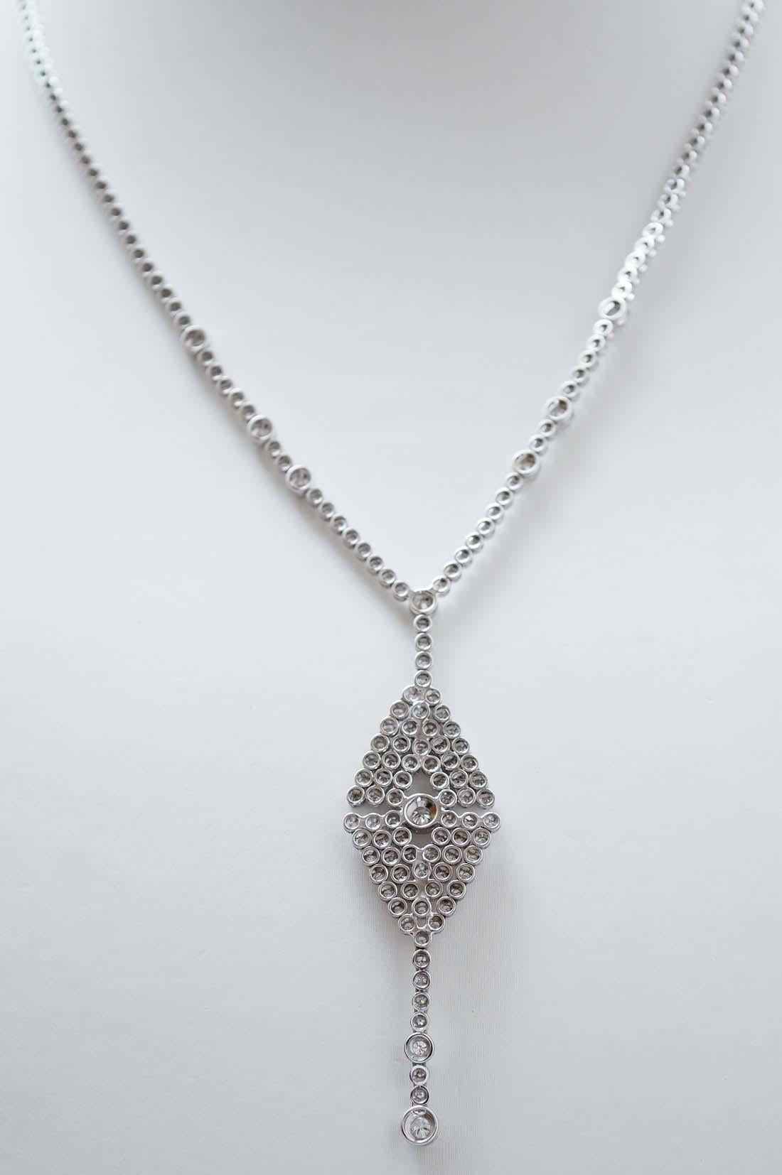 Taille brillant Diamants, or blanc 18 carats Collier Modernity. en vente