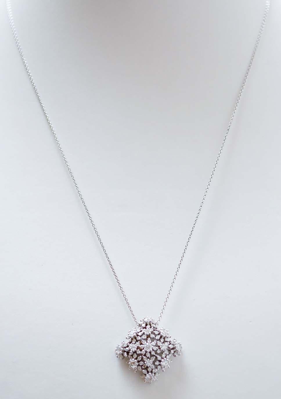 Elegant pendant necklace in 18 kt white gold structure mounted with a pendant of little flowers studded with diamonds. The chain is included.
Diamonds 1.77 ct
Total Weight 7.80 gr
RF    G   HROH
Length Chain 45 cm
Dimensions  Pendant 2.3 cm x 2.3