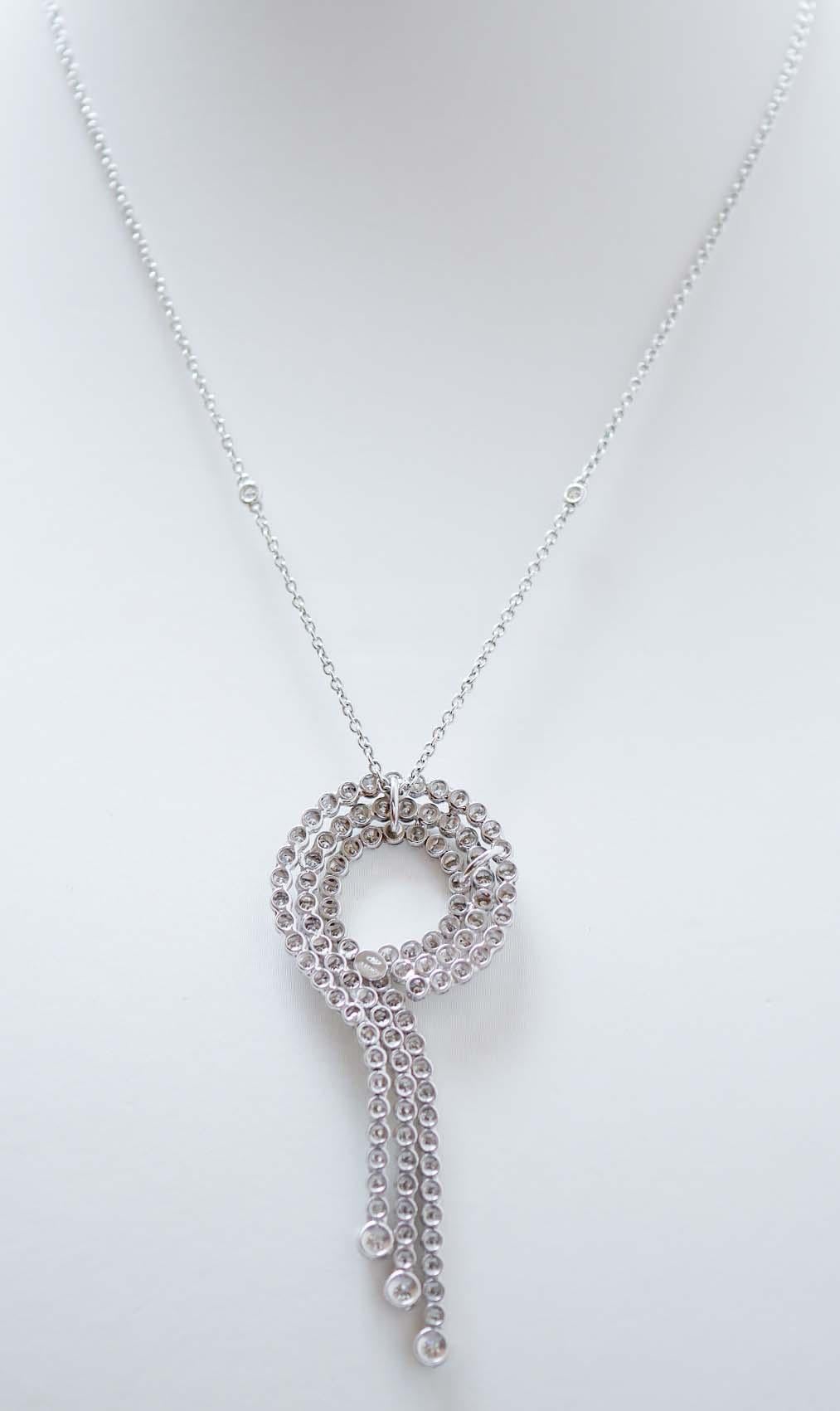 Brilliant Cut Diamonds, 18 Karat White Gold Pendant Necklace.