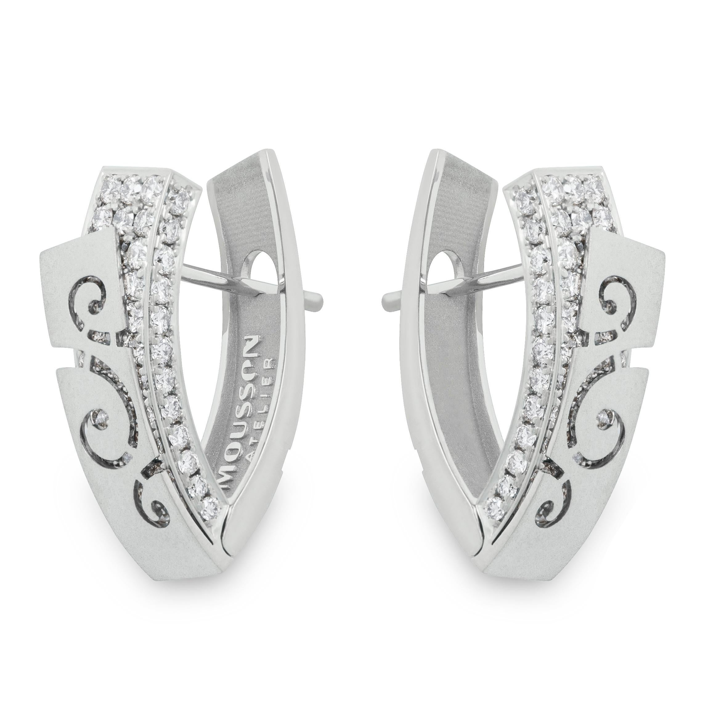 Pret-a-Porter-Ohrringe aus 18 Karat Weißgold mit Diamanten

Veil hat unsere Designer zu dieser Schmuckserie inspiriert. Diese Ohrringe zum Beispiel scheinen zwei Schichten zu haben. Die erste Schicht ist ein 