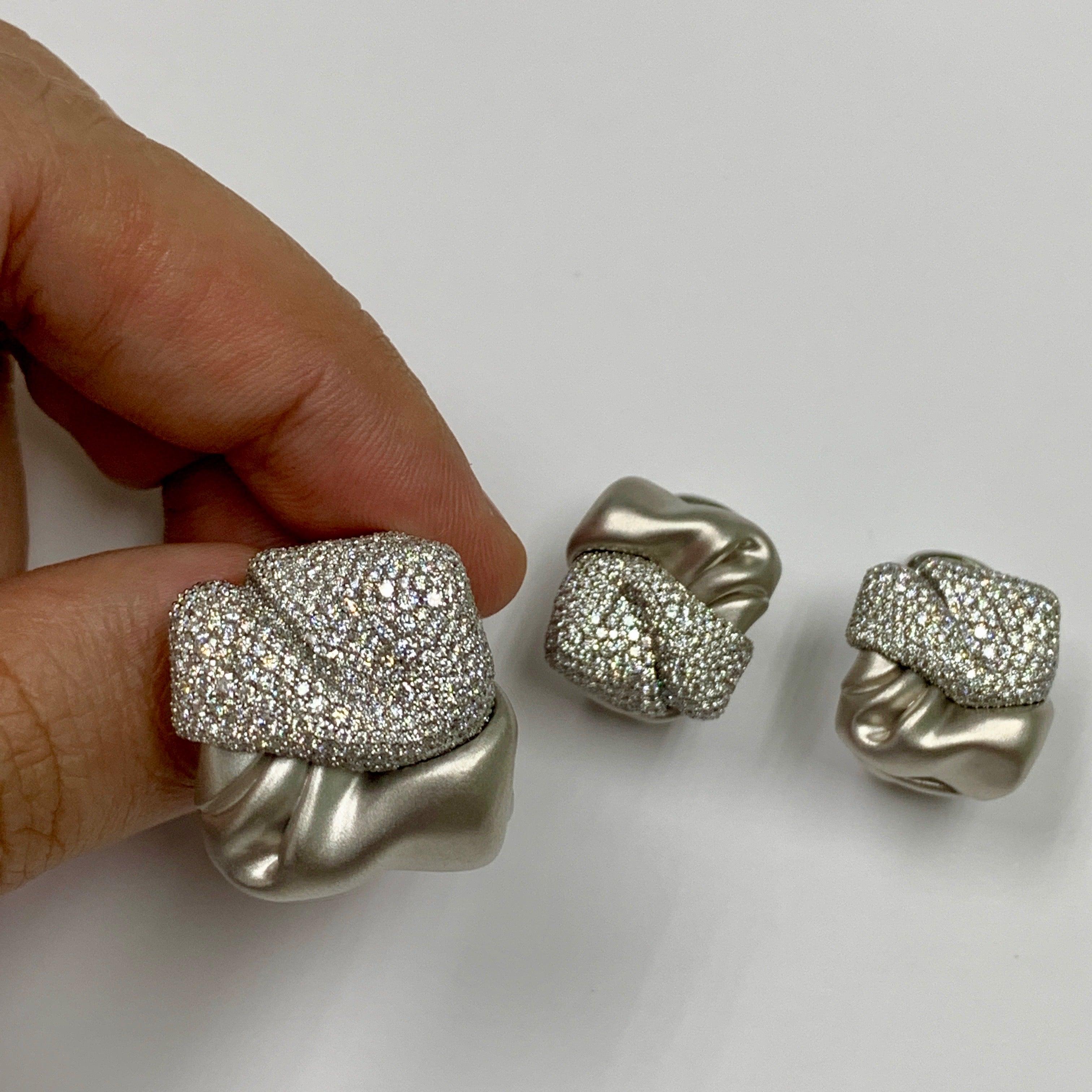 For Sale:  Diamonds 18 Karat White Gold Ring 12