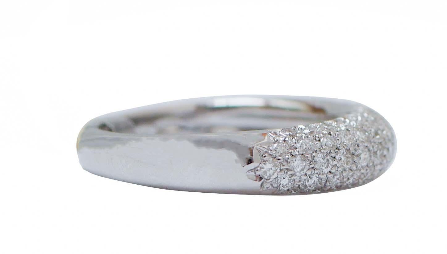 Elegante anello con struttura in oro bianco 18 kt tempestato di diamanti.
Diamanti 0,93 ct
Peso totale 6.10 gr
RF  G    OAFF
RK.ACAF
Italiano Taglia 15.5
Usa Taglia 7.34
Francese Taglia 55.5

Per qualsiasi informazione, sentiti libero di contattare