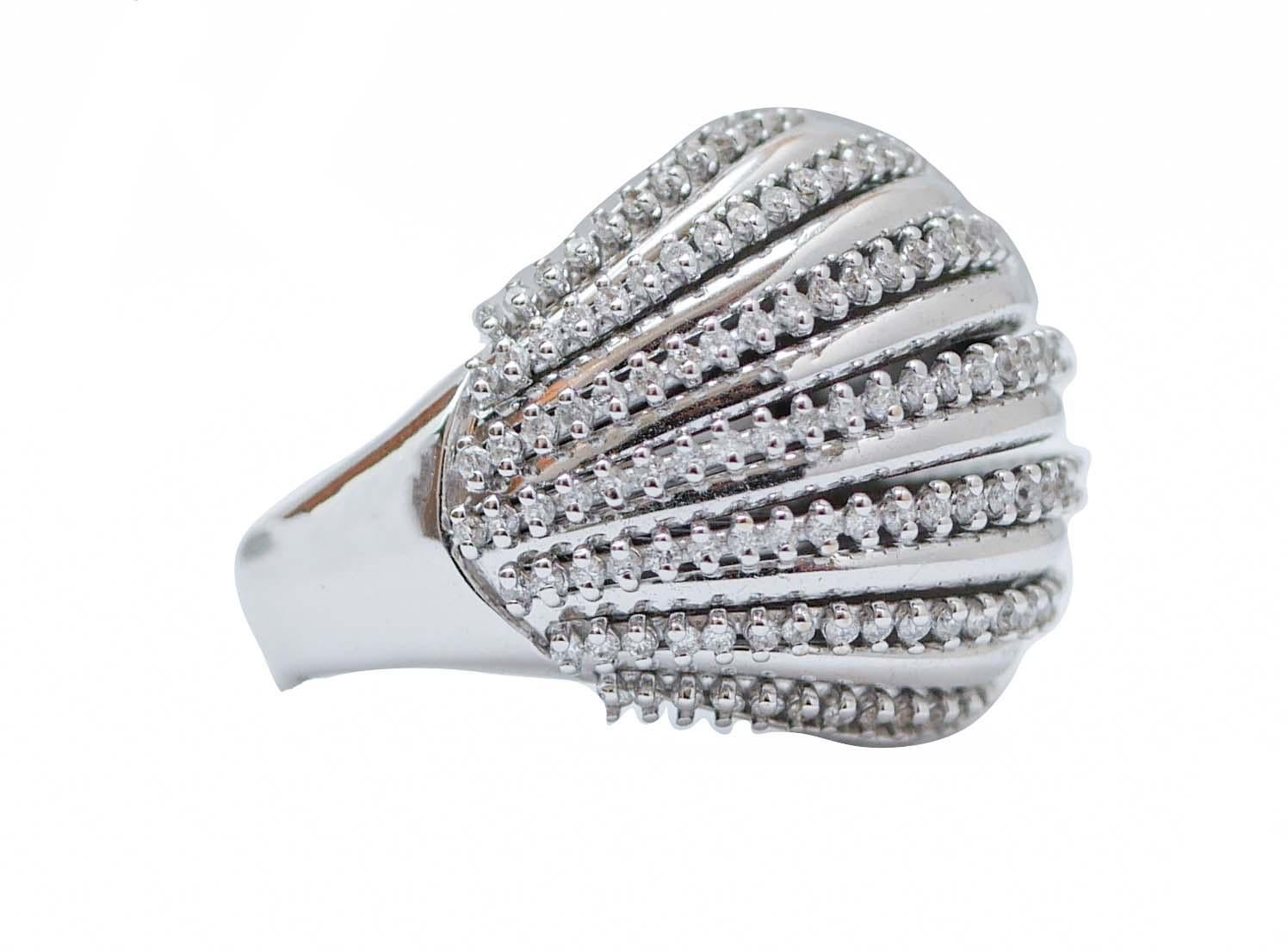 Elegante anello con struttura in oro bianco 18 kt montato con diamanti.
Diamanti 1.45 ct
Peso totale 21.30 gr
RF  +IROC
Italiano Taglia 13.5
Usa Taglia 6.67
Francese Taglia 53.5

Per qualsiasi informazione, sentiti libero di contattare il venditore