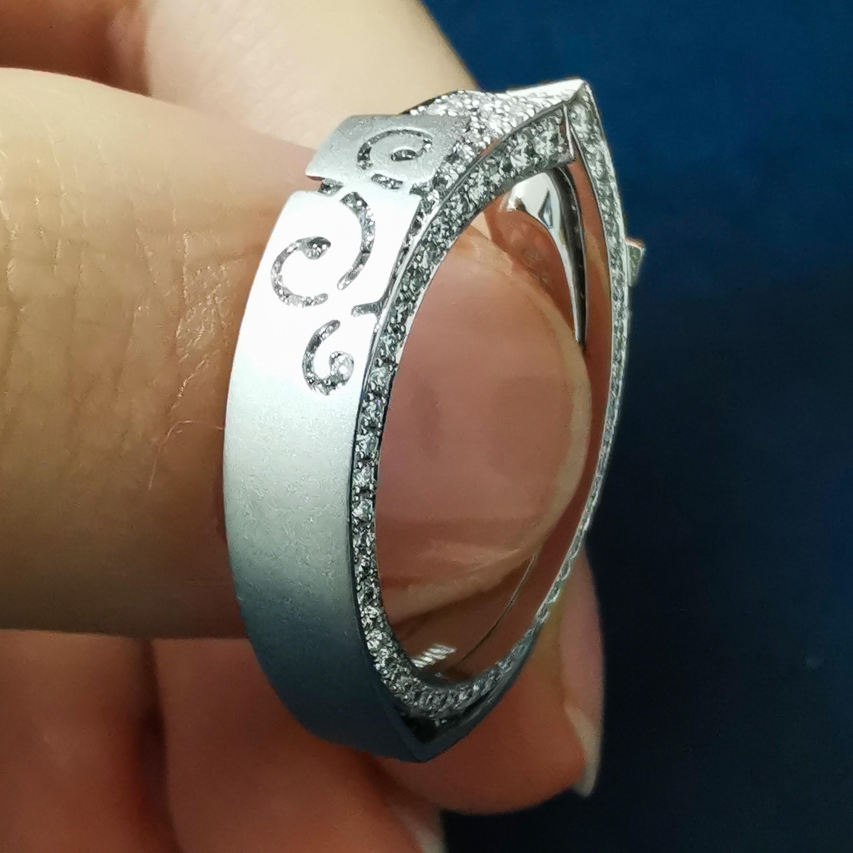 Round Cut Diamonds 18 Karat White Gold Small Veil Ring For Sale