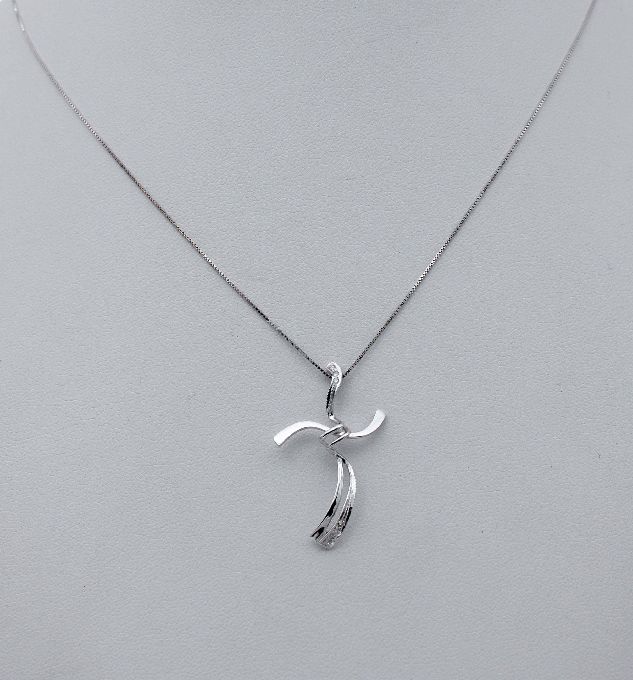 Moderne Collier pendentif croix stylisée en or blanc 18 carats et diamants en vente
