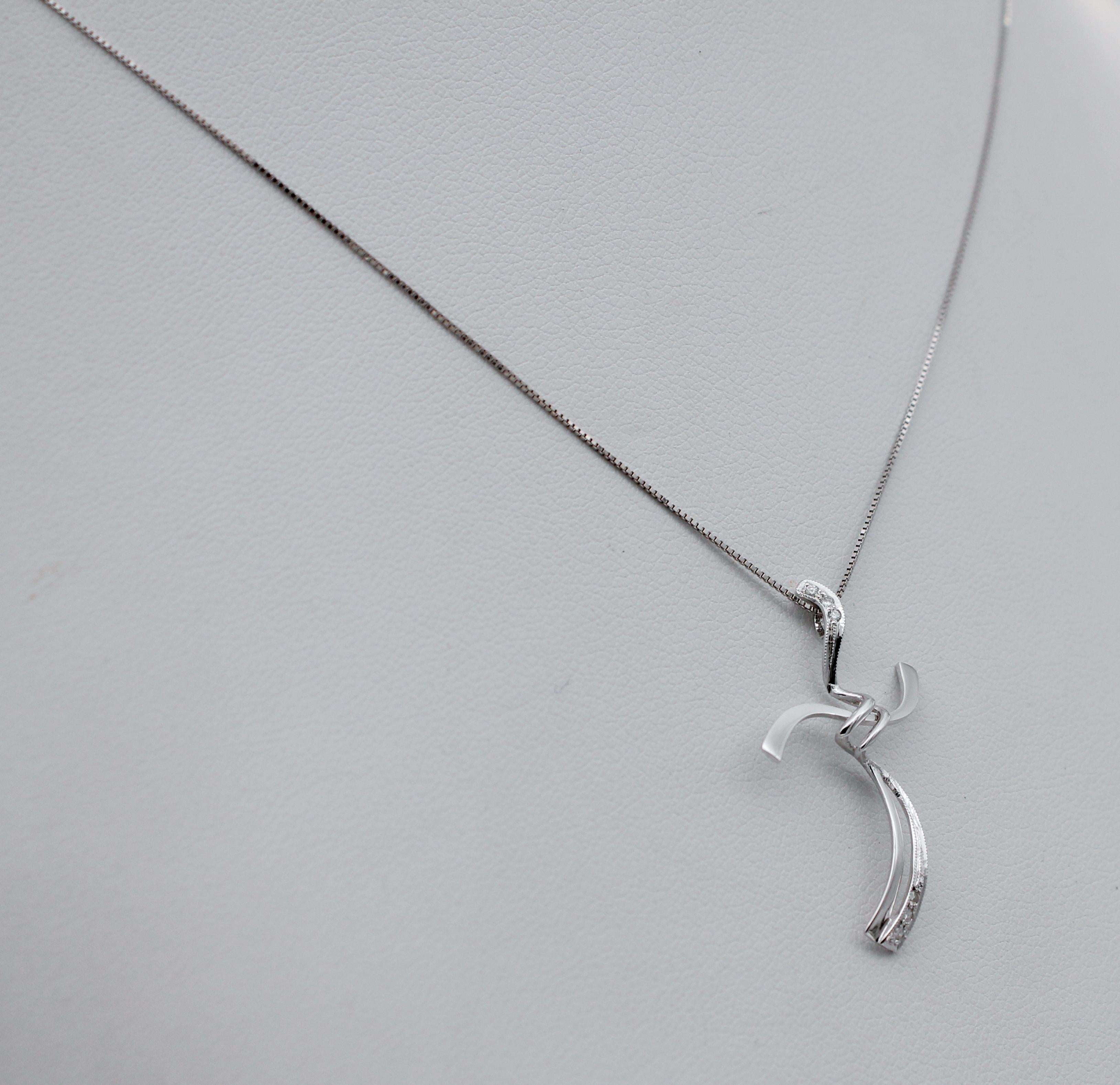 Taille ronde Collier pendentif croix stylisée en or blanc 18 carats et diamants en vente