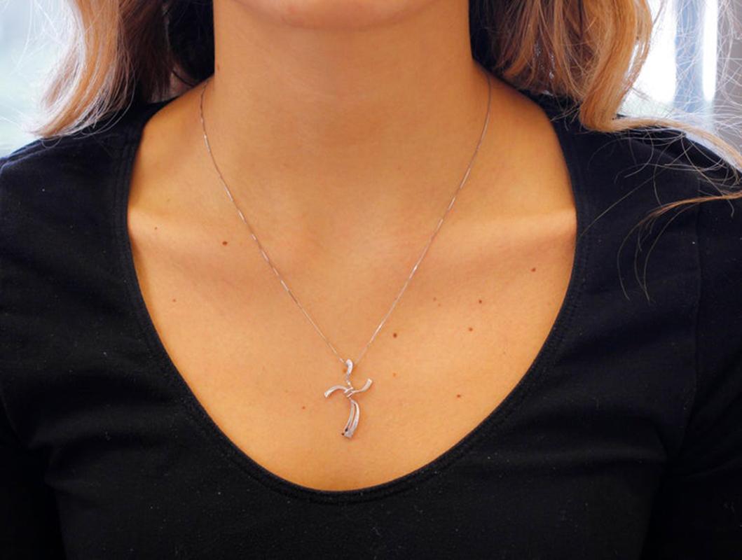 Collier pendentif croix stylisée en or blanc 18 carats et diamants en vente 1