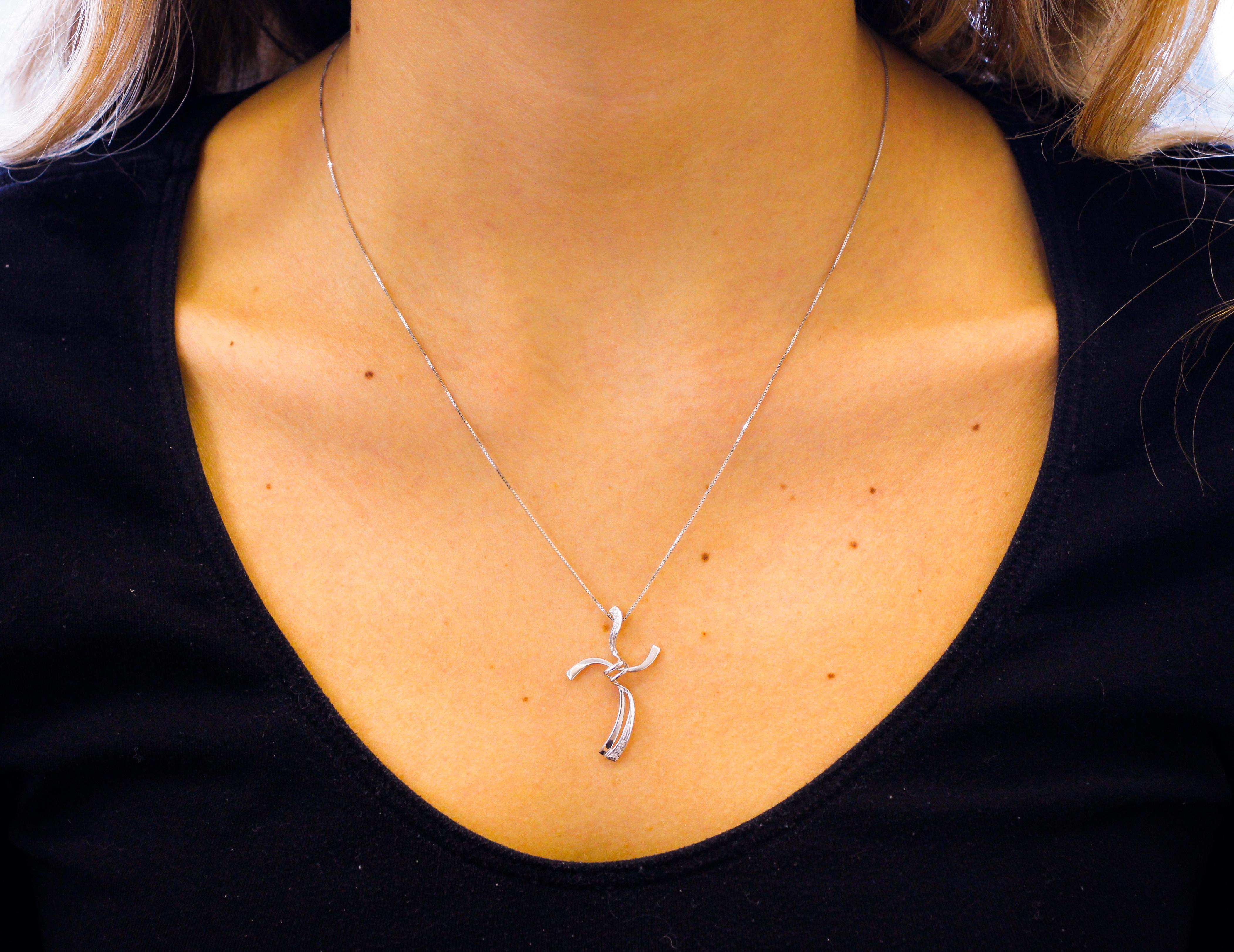 Collier pendentif croix stylisée en or blanc 18 carats et diamants en vente 2