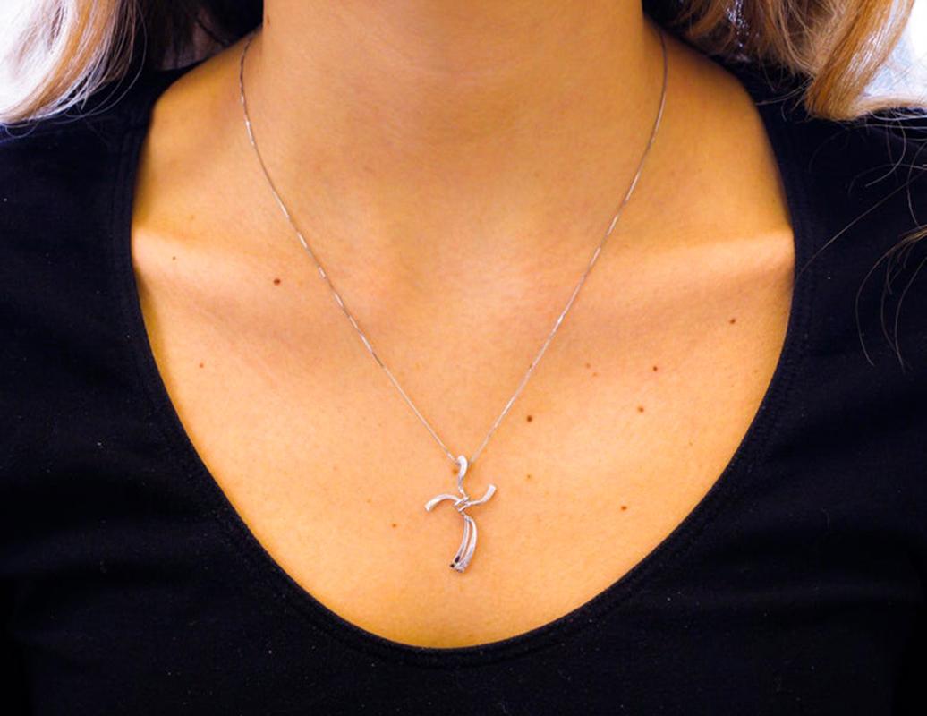 Collier pendentif croix stylisée en or blanc 18 carats et diamants en vente 3