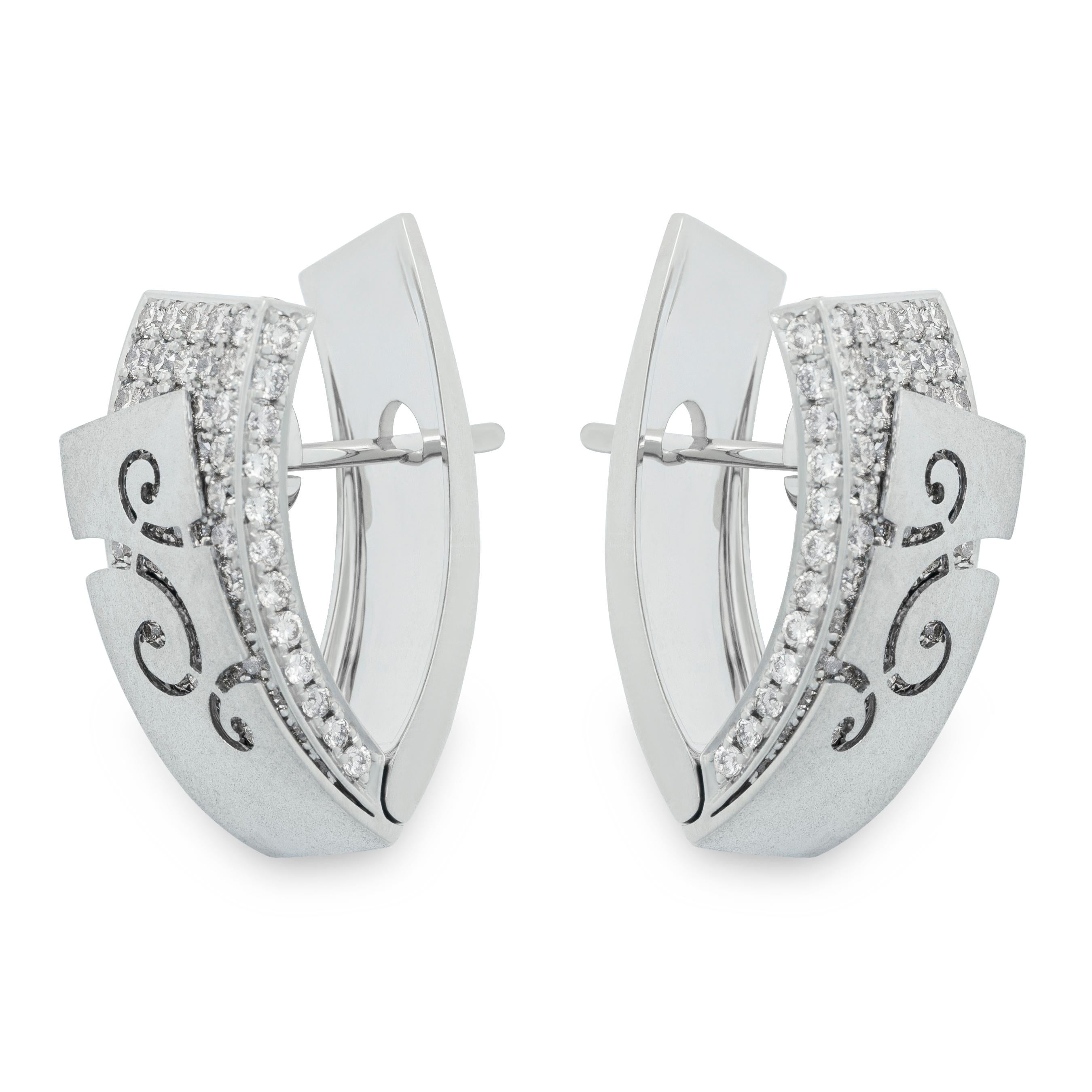 Schleifen-Ohrringe aus 18 Karat Weißgold mit Diamanten

Veil hat unsere Designer zu dieser Schmuckserie inspiriert. Diese Ohrringe zum Beispiel scheinen zwei Schichten zu haben. Die erste Schicht ist ein 