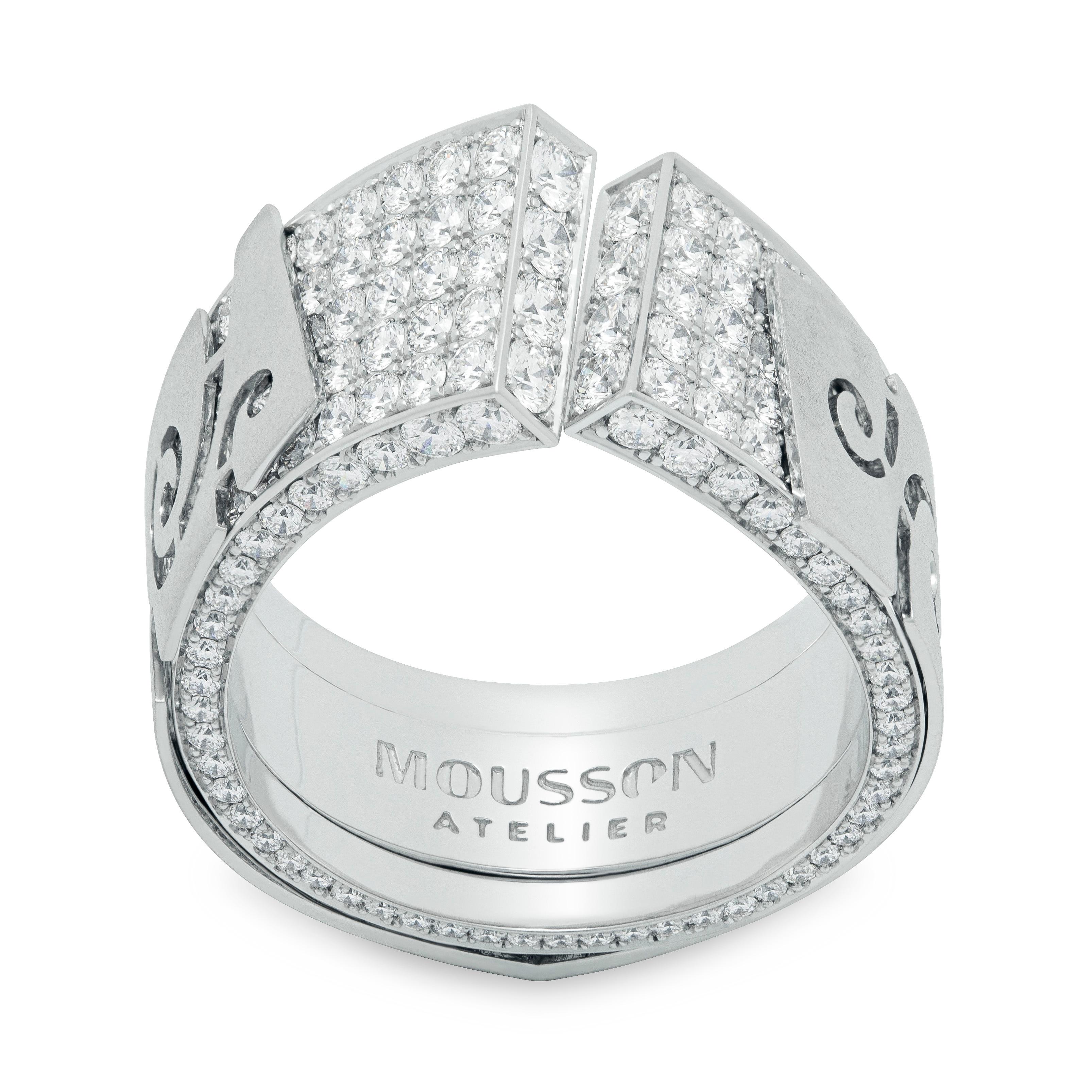 Bague Veil en or blanc 18 carats avec diamants

Veil a inspiré cette série de bijoux à nos designers. Par exemple, cet anneau semble avoir deux couches. La première couche est un 