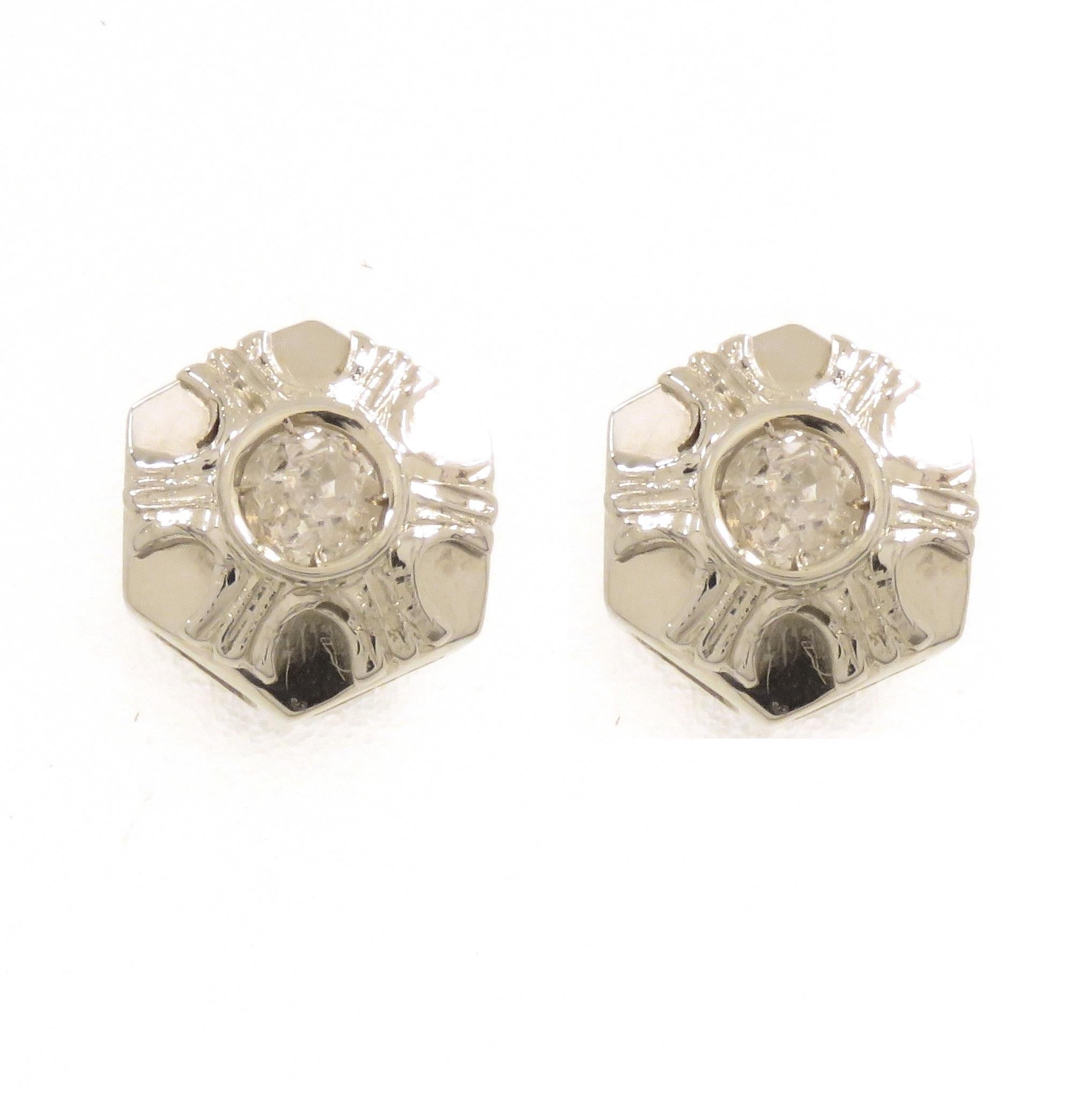 Beautiful vintage bombé stud earrings with brilliant cut diamonds. Handcrafted in 18 karat white gold. Marked with the Gold Mark 750.

Crafted in: 18 karat white gold.
2 brilliant cut diamonds: 0.30 circa ctw. 
Total weight of both earrings: 2.0