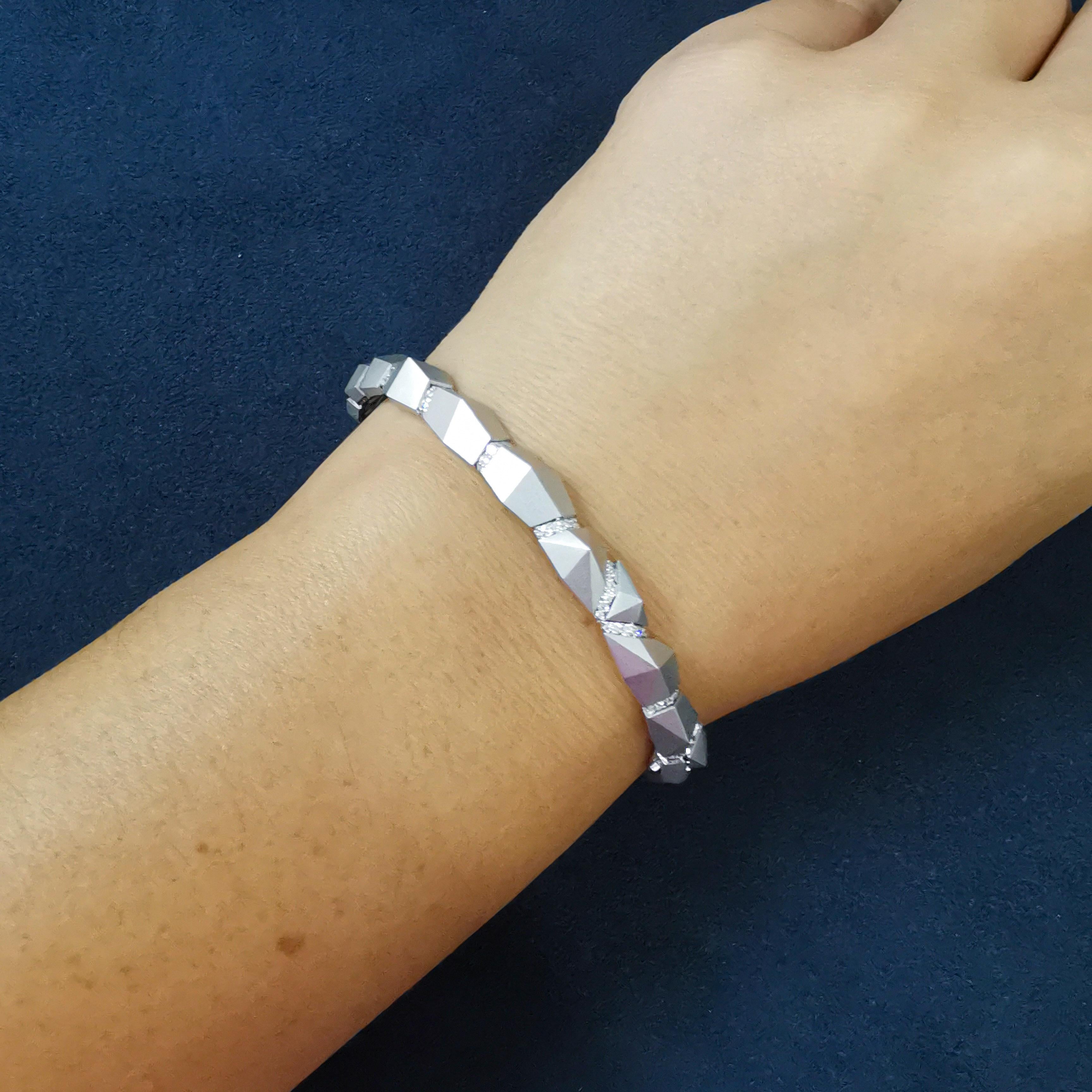 Geometrisches Armband aus 18 Karat Weiß- Mattgold mit Diamanten 2
