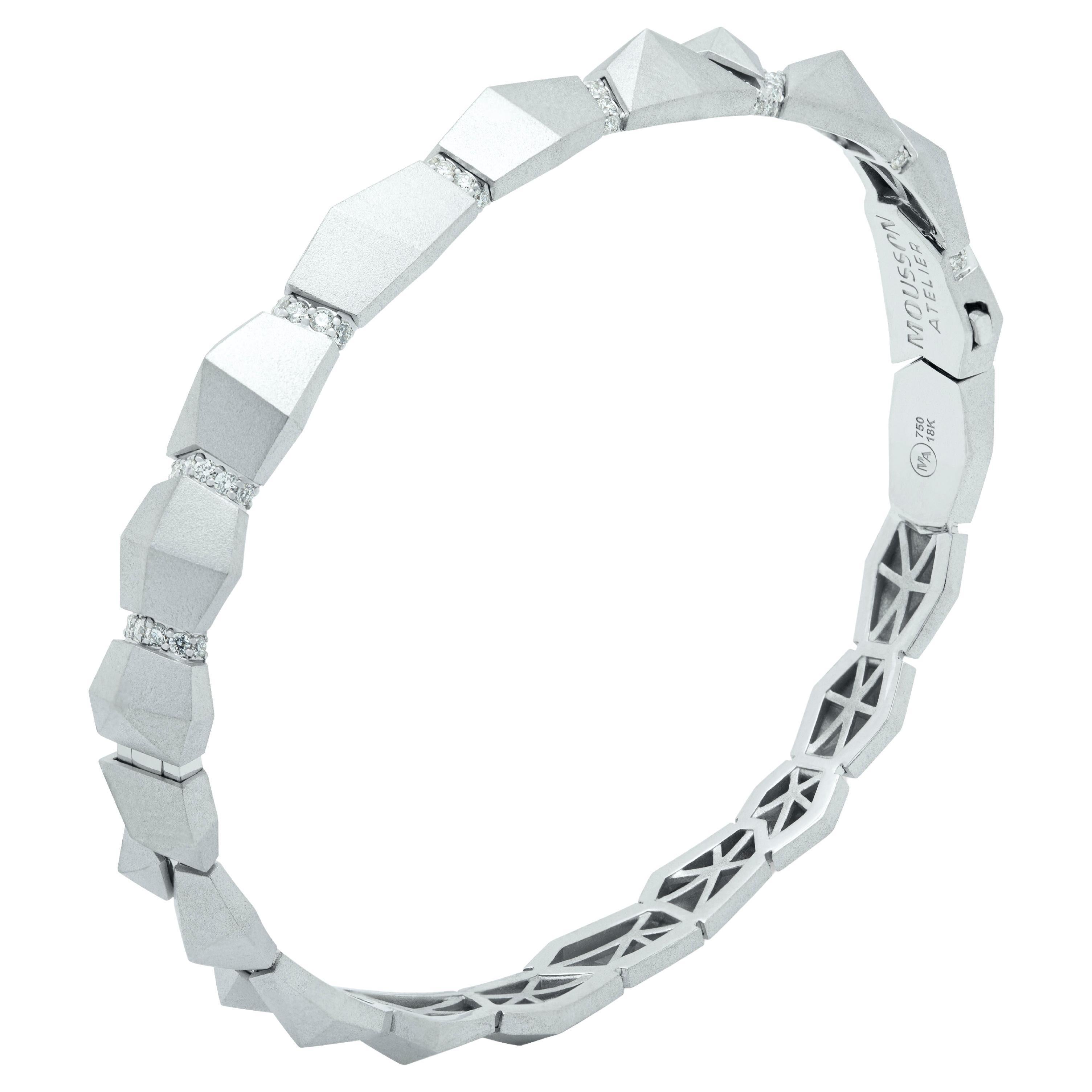 Geometrisches Armband aus 18 Karat Weiß- Mattgold mit Diamanten