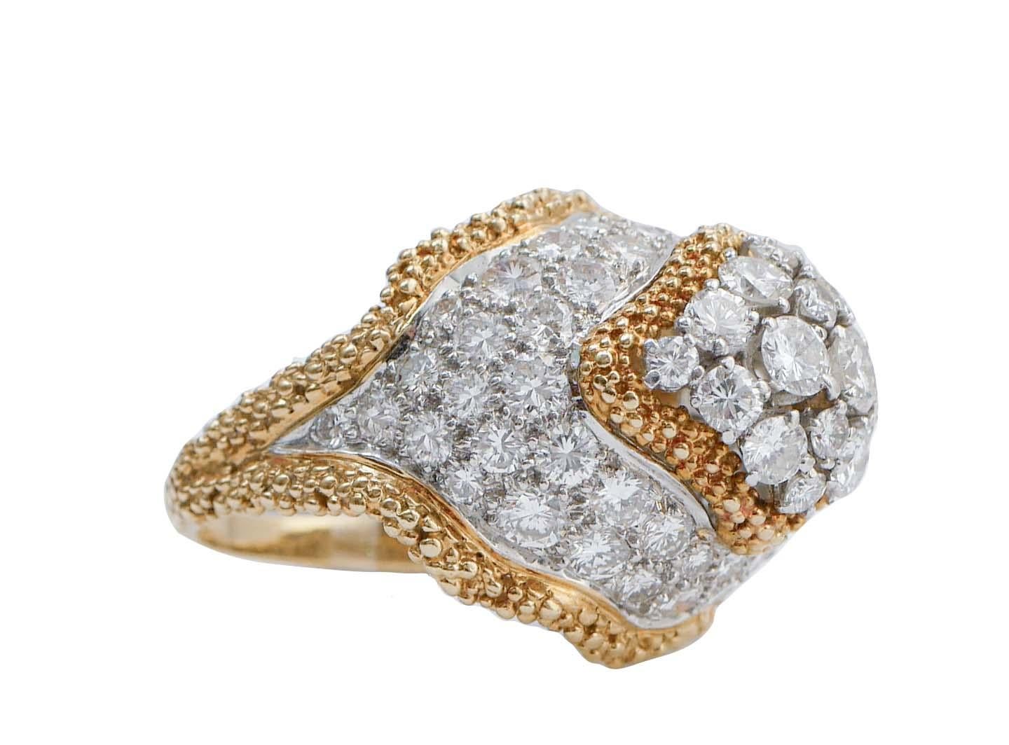 Fantastischer Retrò-Ring aus 18-karätigem Gelbgold und Platinstruktur mit Diamanten besetzt.
Dieser Ring wurde vollständig von italienischen Goldschmiedemeistern handgefertigt und befindet sich in perfektem Zustand.
Diamanten 4,50 ct
Gesamtgewicht