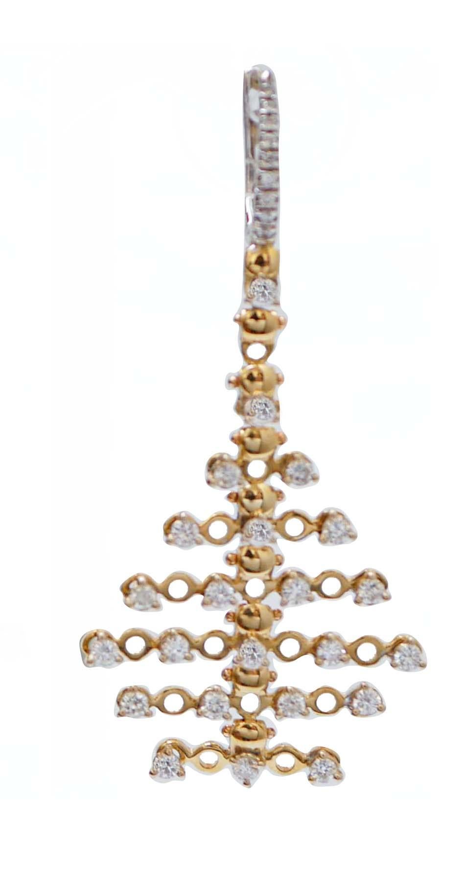Eleganti orecchini in oro giallo e oro bianco 18 kt  struttura montata con diamanti.
Diamanti 2,39 ct
Peso totale 12.40 gr
RF   RF    G   CRFH
RK.GURH80

Per qualsiasi informazione, sentiti libero di contattare il venditore attraverso il centro