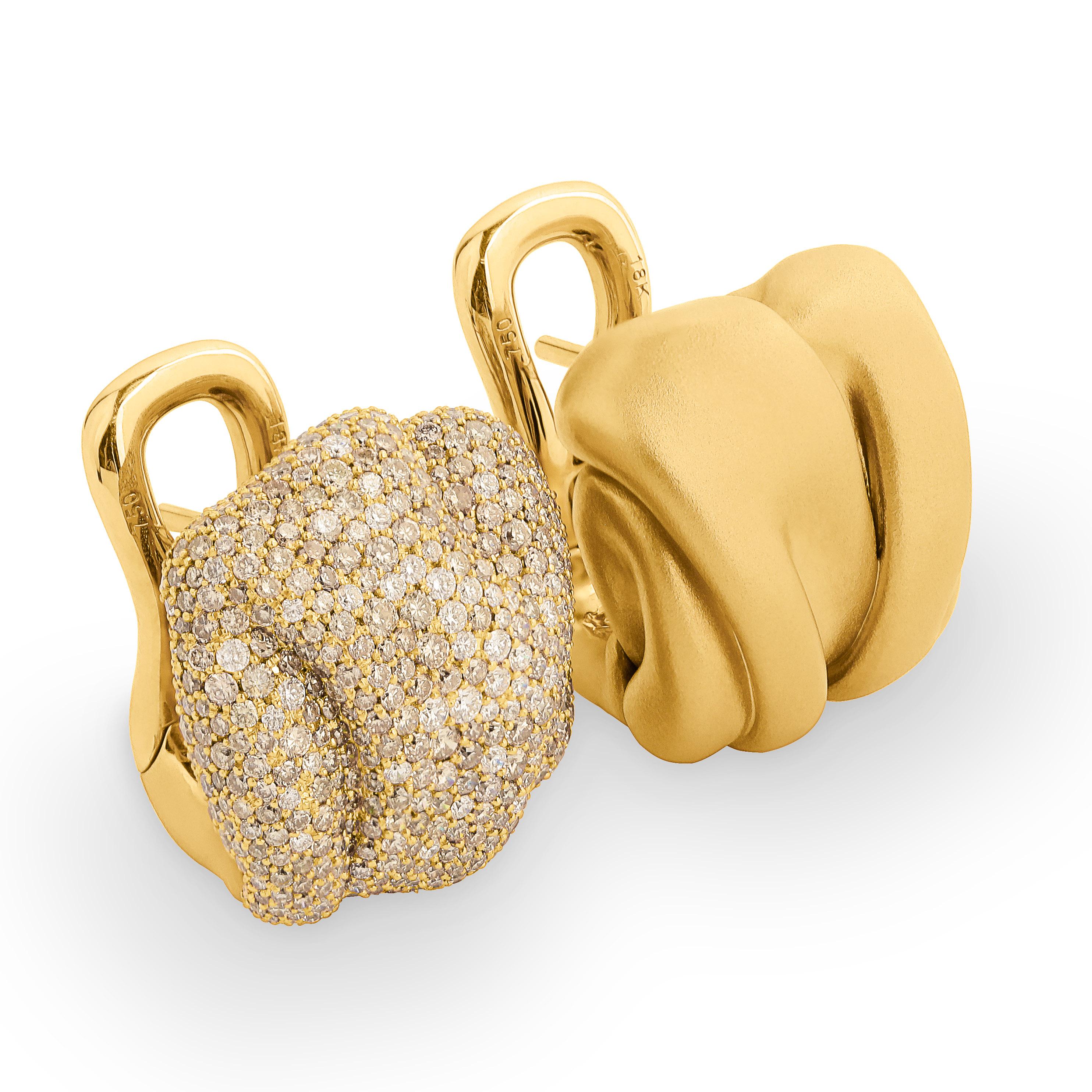 Diamonds 18 Karat White Gold Earrings
Our Pret-a-Porter collection is full of different textures and patterns. This time we decided to depict just a piece of crumpled fabric in the Earrings. One Earring is made of 18 Karat Matte Yellow Gold, another