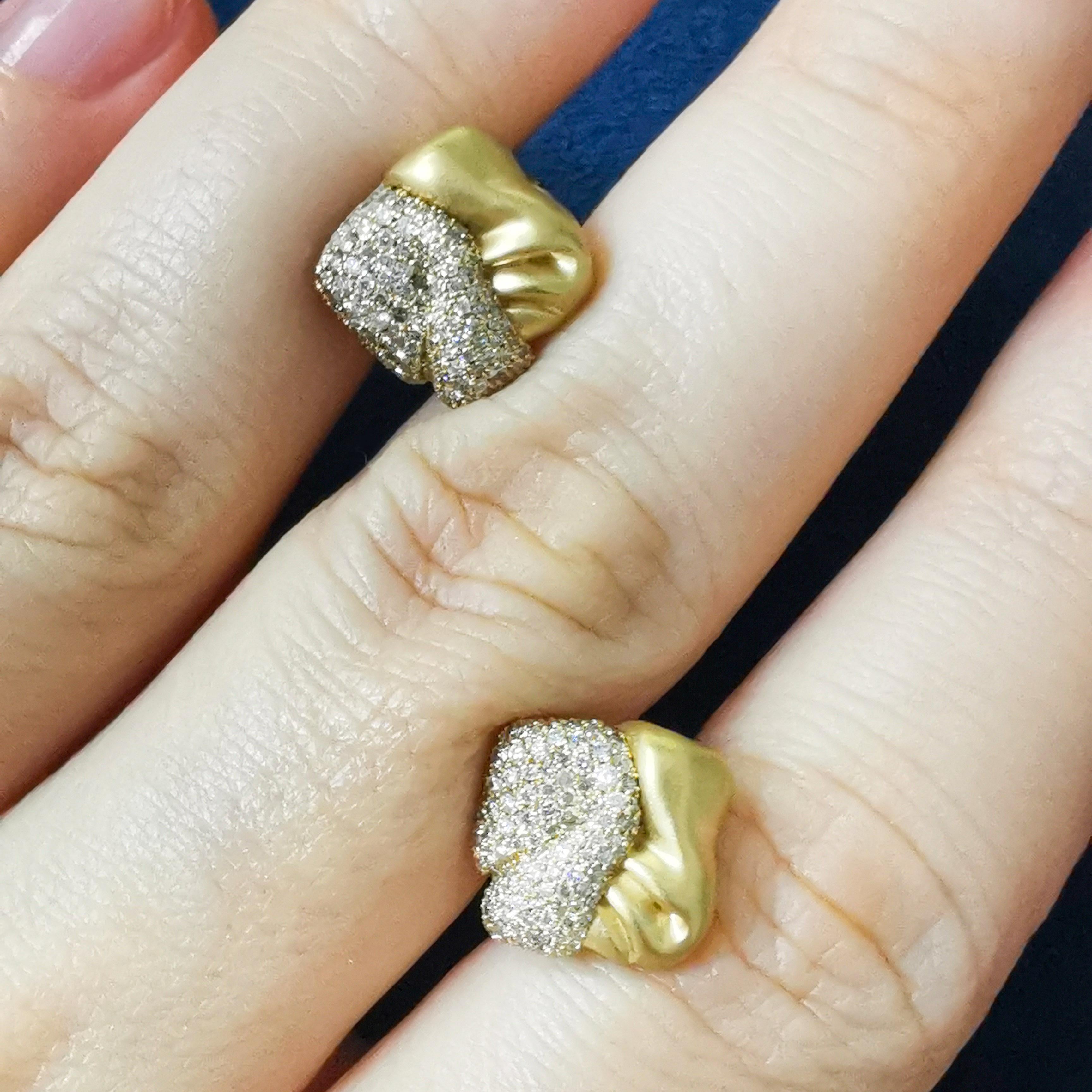 Diamanten-Ohrringe aus 18 Karat Gelbgold im Zustand „Neu“ im Angebot in Bangkok, TH