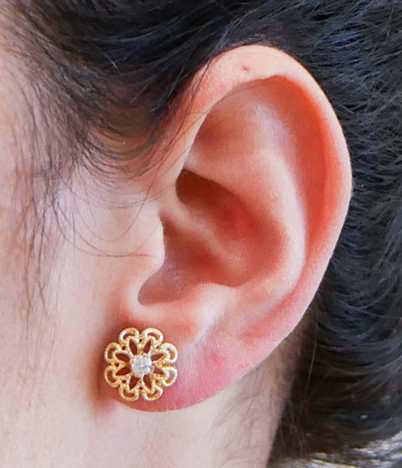 Diamonds, 18 Karat Yellow Gold Flower Earrings. In Good Condition In Marcianise, Marcianise (CE)
