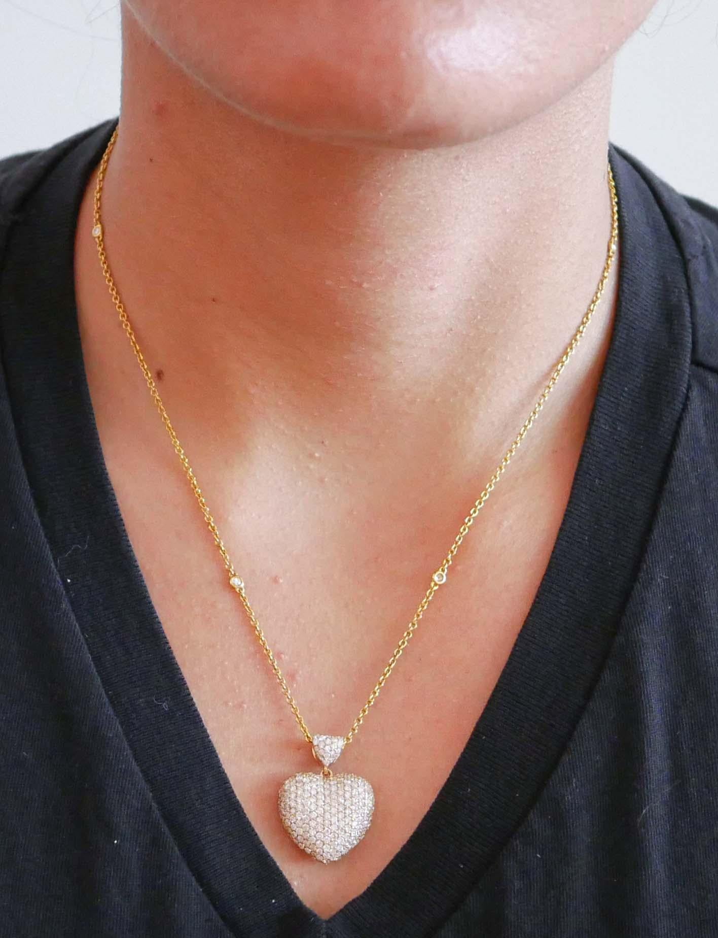 Women's Diamonds, 18 Karat Yellow Gold Heart Shape Pendant Necklace For Sale