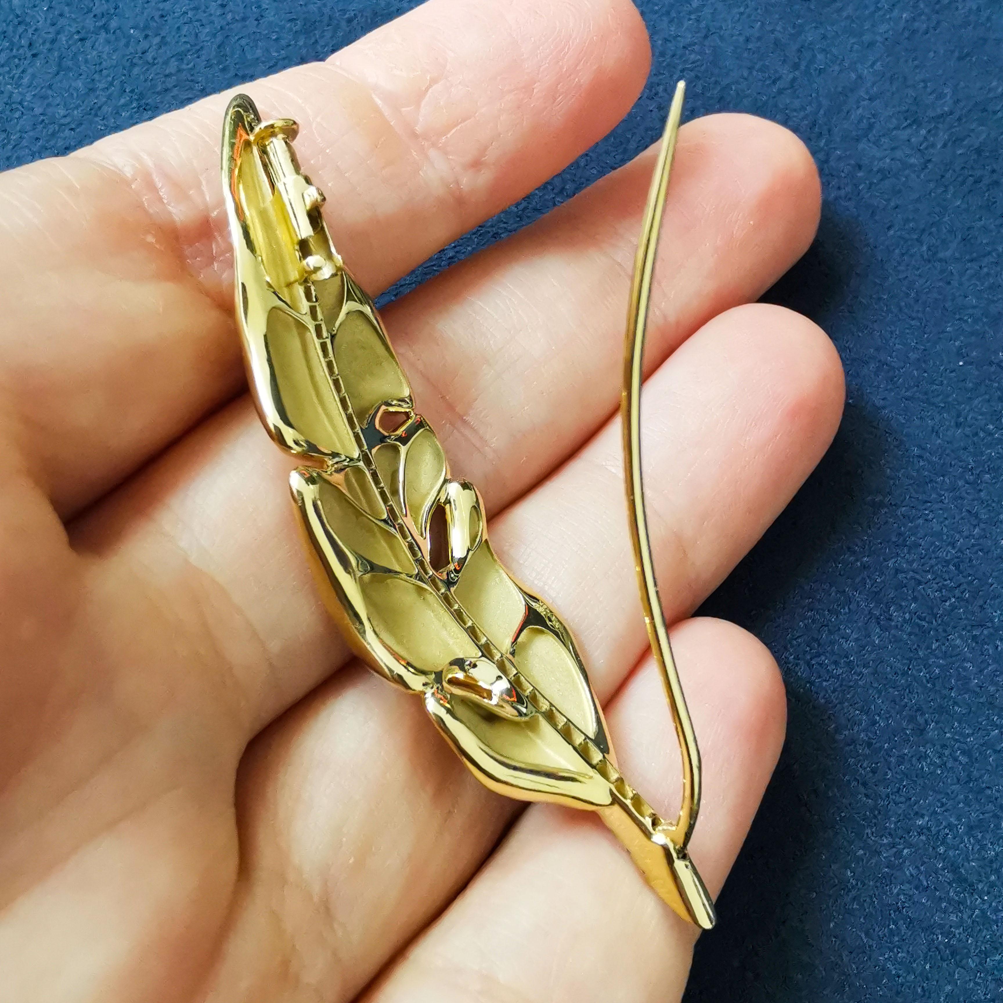 Diamonds 18 Karat Yellow Gold Leaf Brooch In New Condition For Sale In Bangkok, TH