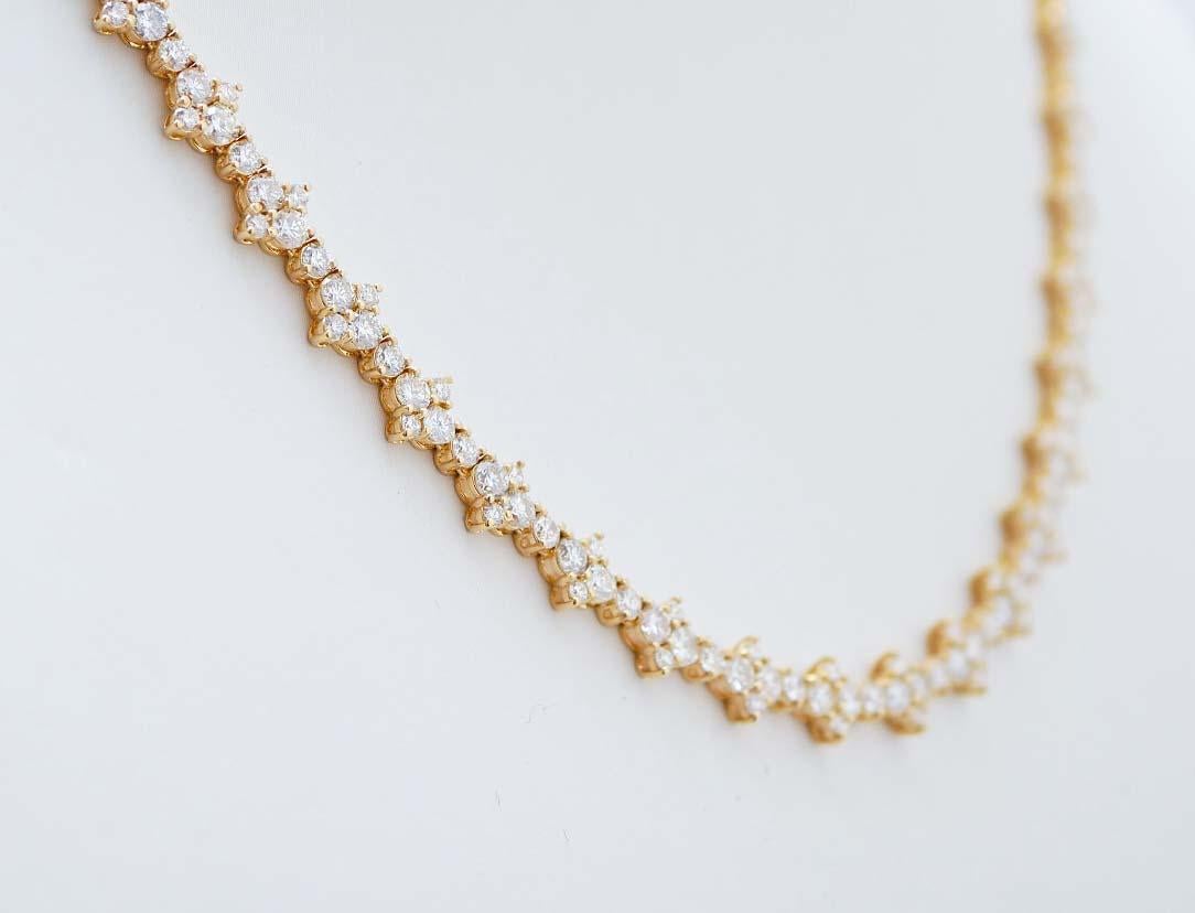 Moderne Collier moderne en or jaune 18 carats et diamants en vente