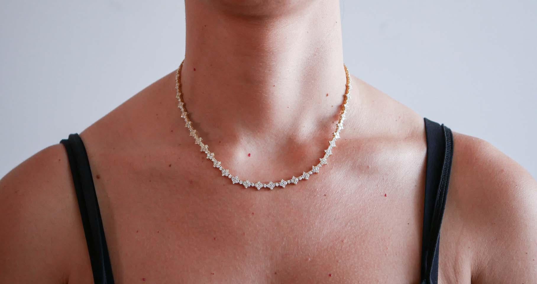 Collier moderne en or jaune 18 carats et diamants Neuf - En vente à Marcianise, Marcianise (CE)