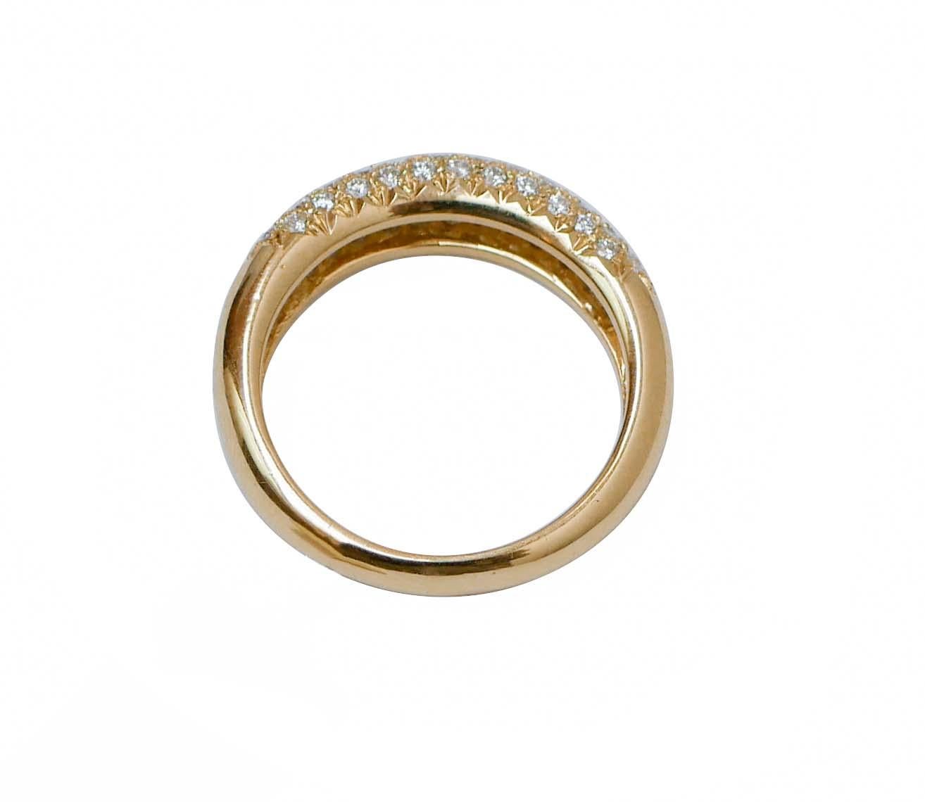 Modern Diamonds, 18 Karat Yellow Gold Ring.