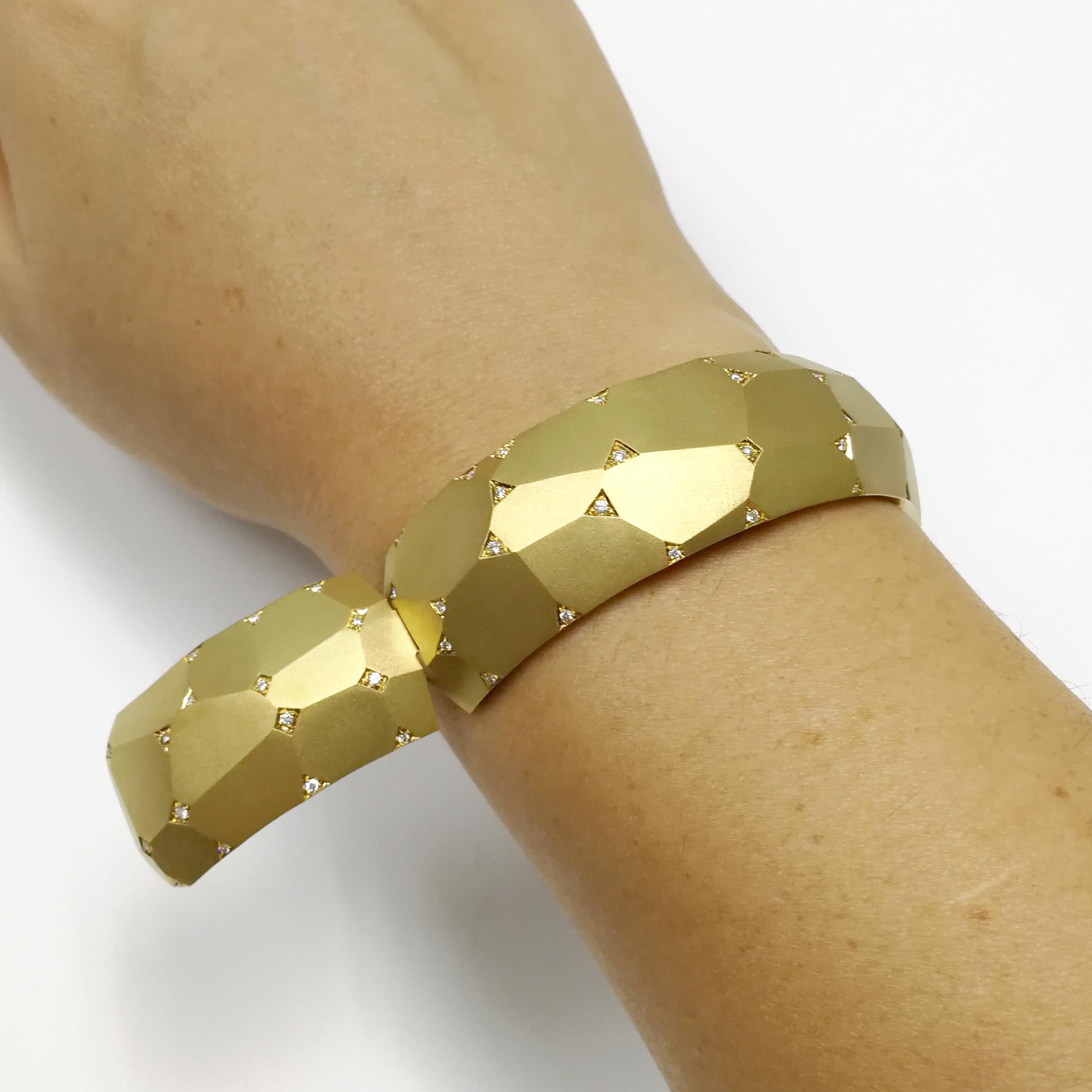 Diamonds 18 Karat Yellow Matte Gold Geometry Small Bracelet For Sale 7