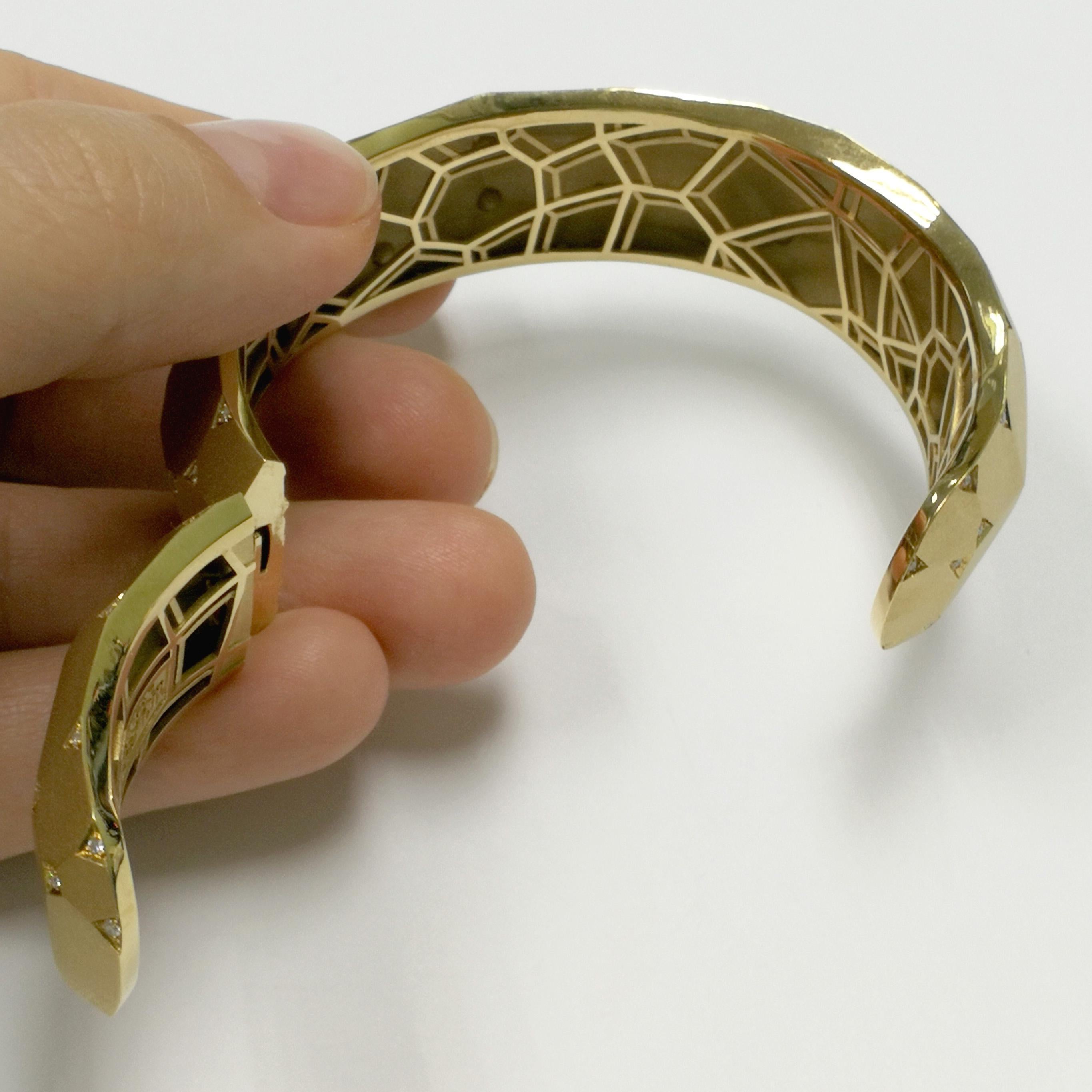 Diamonds 18 Karat Yellow Matte Gold Geometry Small Bracelet In New Condition For Sale In Bangkok, TH