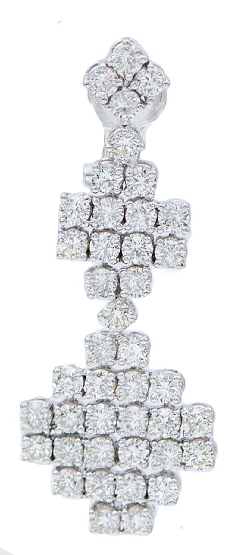 Eleganti orecchini pendenti con struttura in oro bianco 18 carati montati con una pioggia di diamanti.
Diamanti 6,76 ct - Colore I/F, purezza VVS
Peso totale 13.90 gr
RF  +GCRIC

Per qualsiasi richiesta, si prega di contattare il venditore