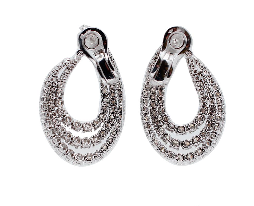 Beautiful earrings in 18 karat white gold structure mounted with diamonds.
These earrings are totally handmade by Italian master goldsmiths.
Diamonds 10.01 ct
Total Weight 23.30 gr
RF   +UHCUH

