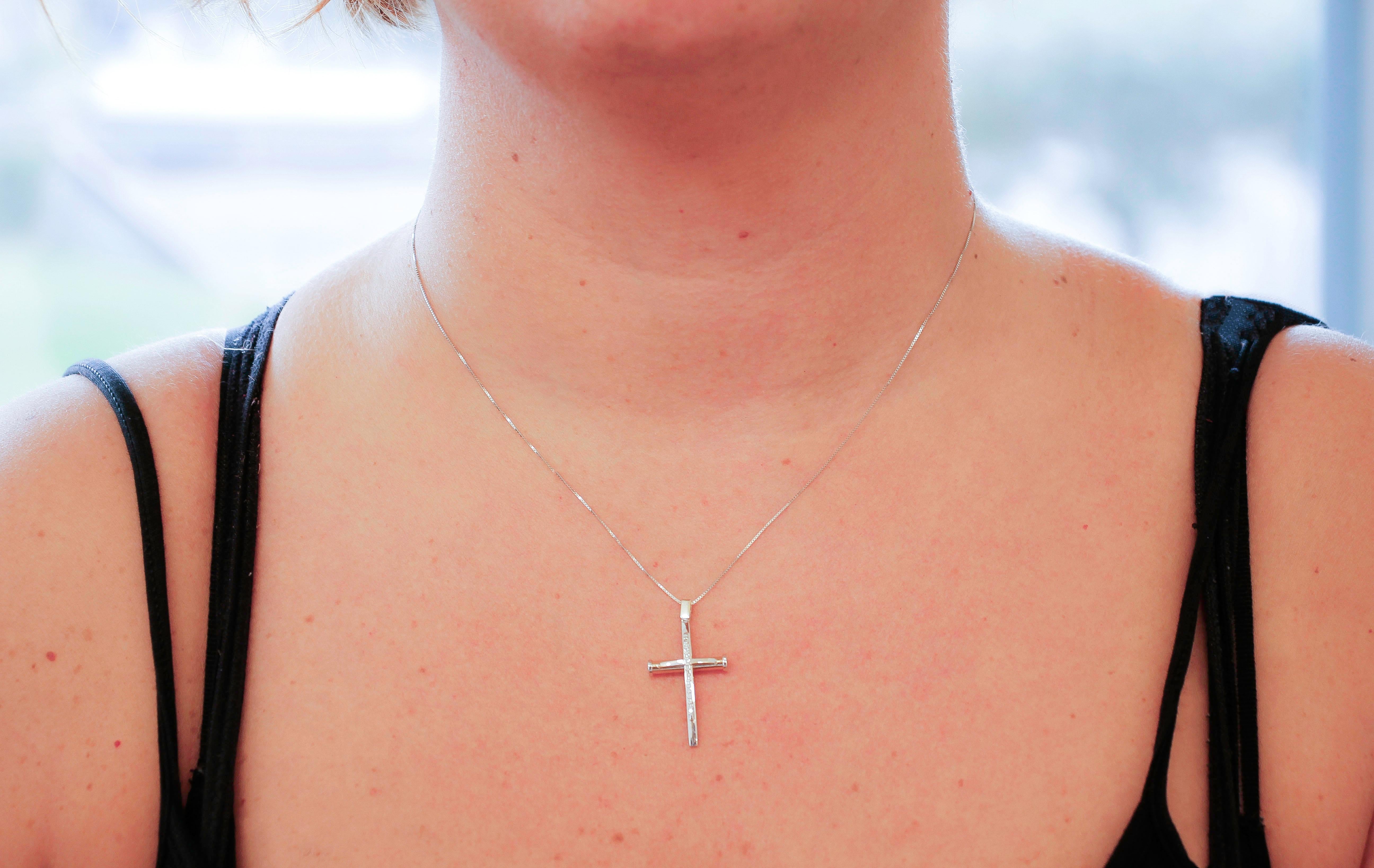 Diamonds, 18 Karat Rose and White Gold Cross Shape Pendant Necklace In Excellent Condition In Marcianise, Marcianise (CE)