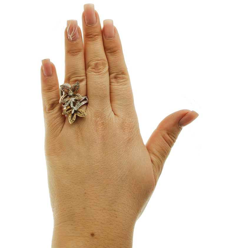 Diamonds, 18 Karat White and Yellow Gold Flower Ring For Sale at 1stDibs