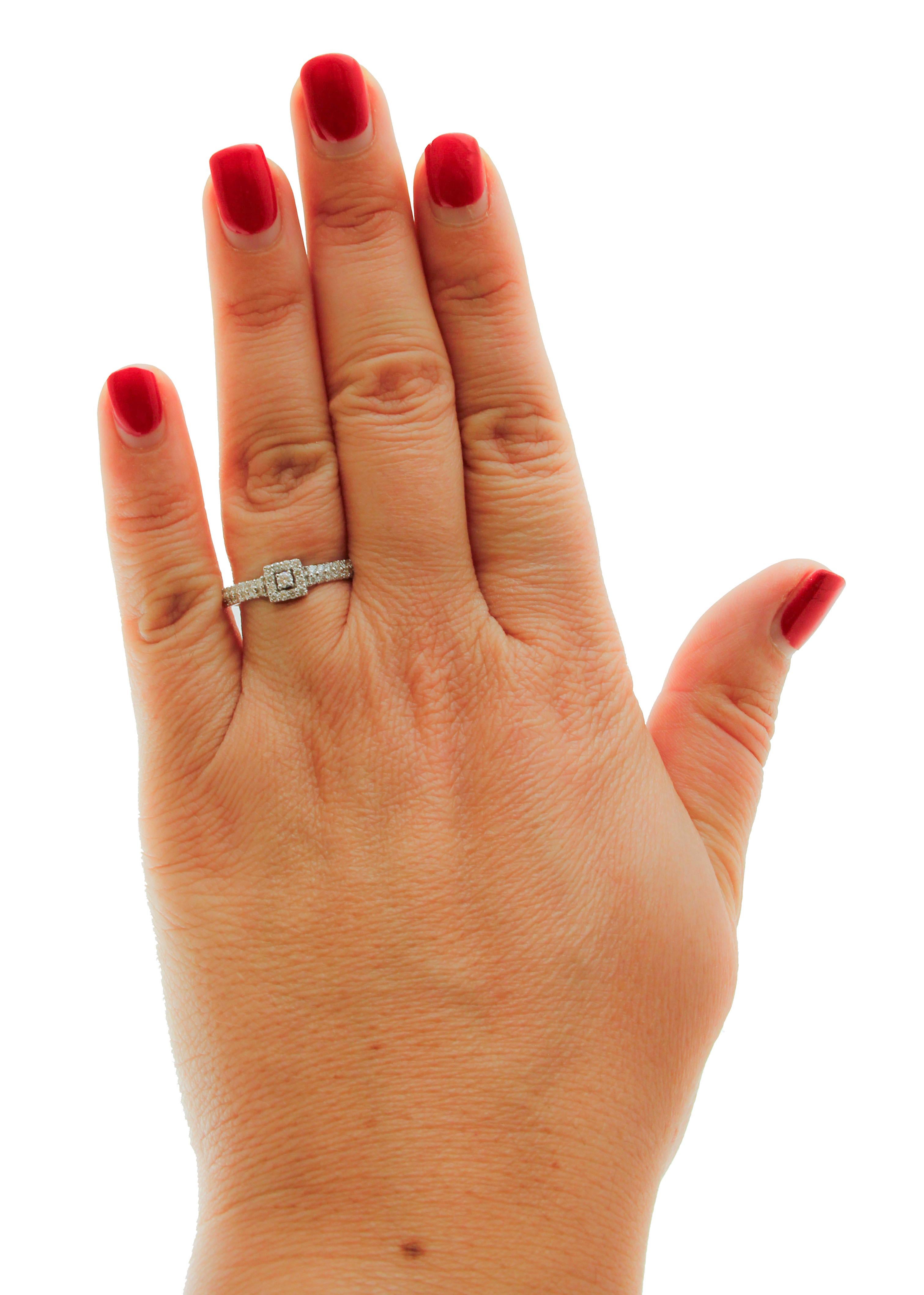 Verlobungsring aus 18 Karat Weißgold mit Diamanten im Zustand „Neu“ im Angebot in Marcianise, Marcianise (CE)